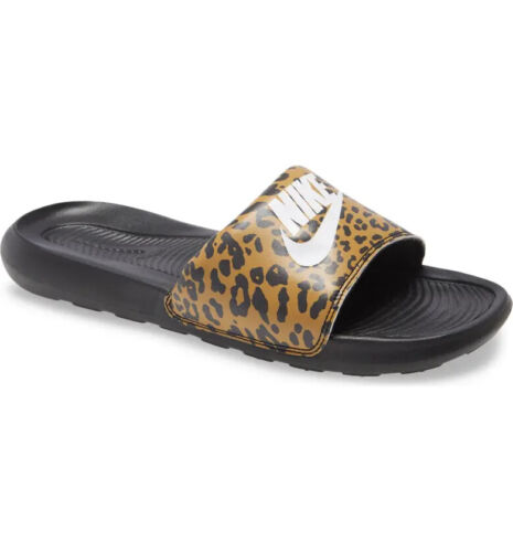 1725 - HÀNG CHÍNH HÃNG - DÉP NIKE VICTORI ONE CHUTNEY LEOPARK - CODE: CN9676700