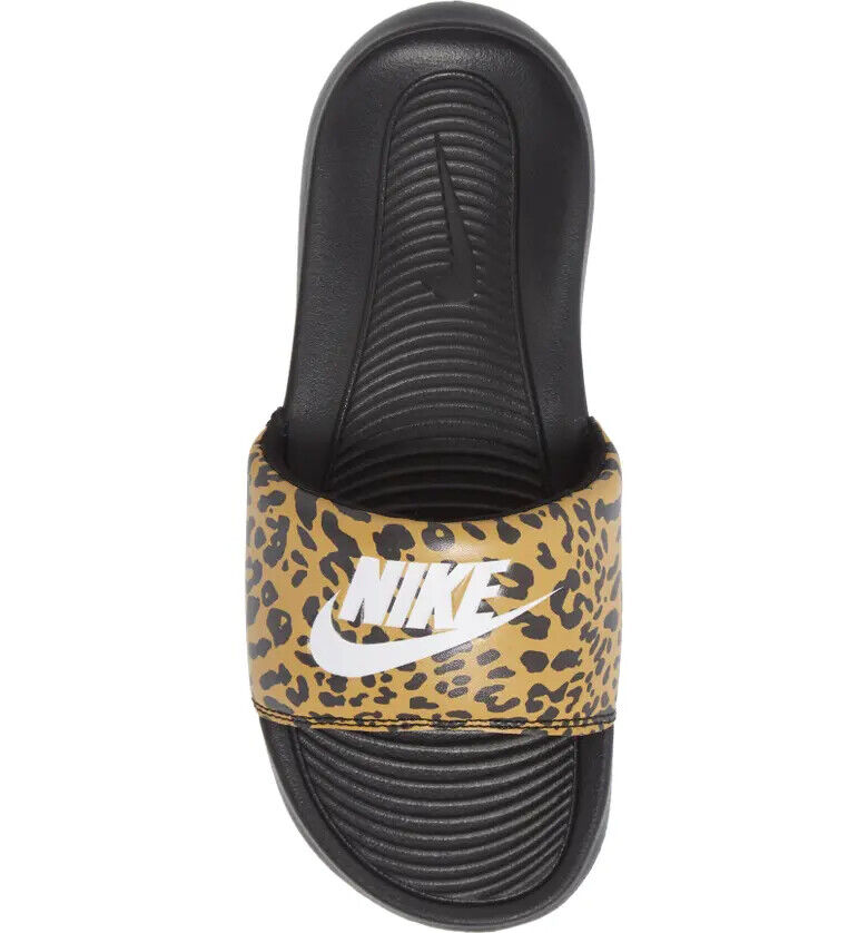 1725 - HÀNG CHÍNH HÃNG - DÉP NIKE VICTORI ONE CHUTNEY LEOPARK - CODE: CN9676700