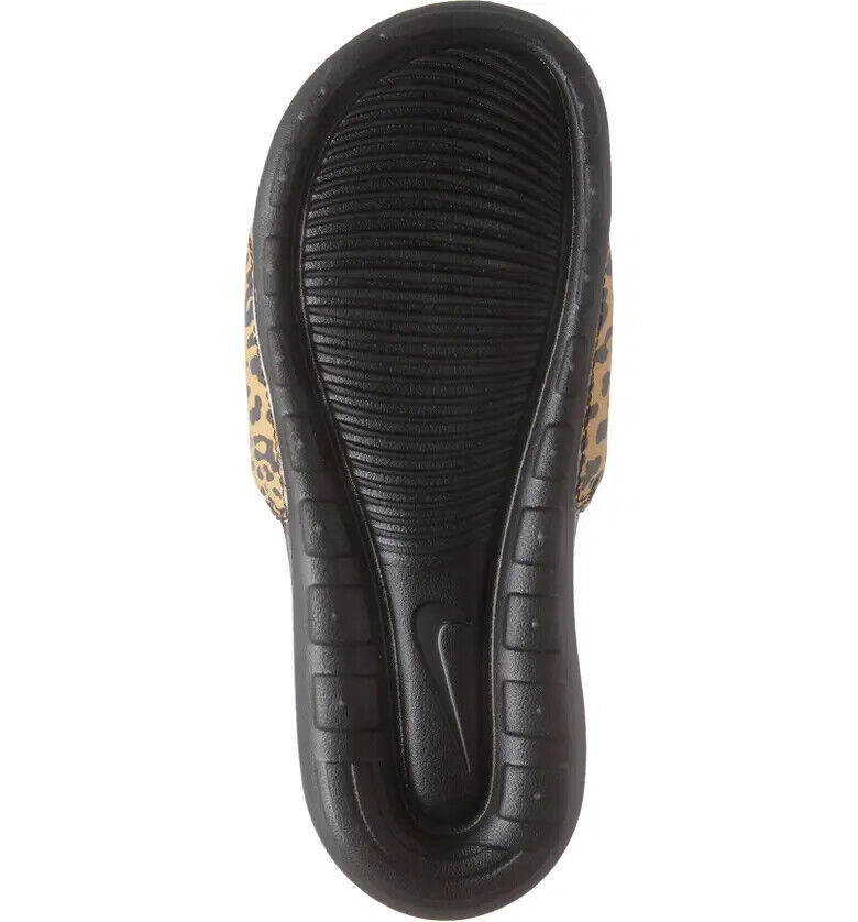 1725 - HÀNG CHÍNH HÃNG - DÉP NIKE VICTORI ONE CHUTNEY LEOPARK - CODE: CN9676700