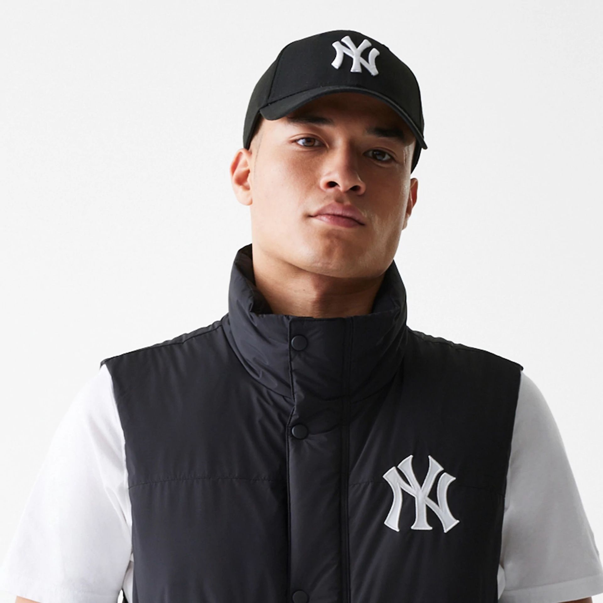 2592 - HÀNG CHÍNH HÃNG - ÁO NEW ERA - ÁO PHAO CỤT TAY - NY YANKEES - ĐEN - CODE: 14397955