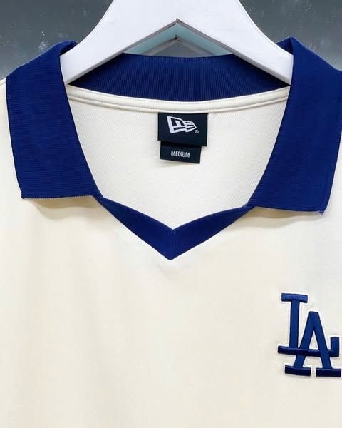 2605 - HÀNG CHÍNH HÃNG - ÁO THUN NEW ERA - POLO LOGO LA VIỀN XANH - KEM - CODE: 14113661