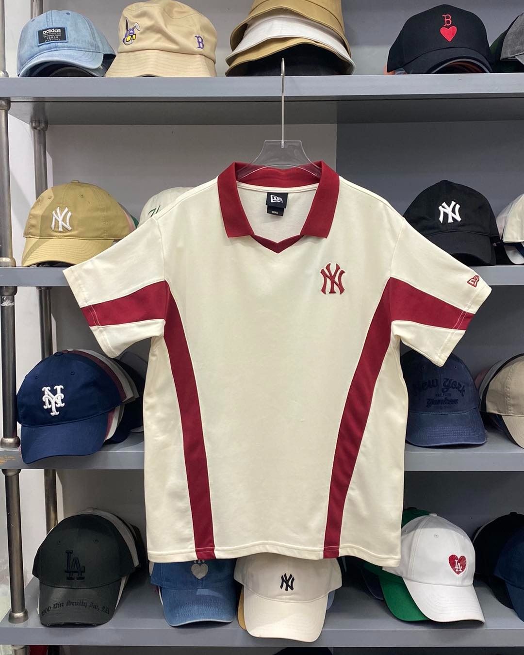 2610 - HÀNG CHÍNH HÃNG - ÁO THUN NEW ERA - POLO LOGO NY VIỀN ĐỎ - KEM - CODE: 14113663