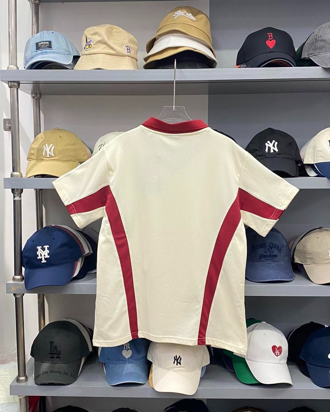 2610 - HÀNG CHÍNH HÃNG - ÁO THUN NEW ERA - POLO LOGO NY VIỀN ĐỎ - KEM - CODE: 14113663