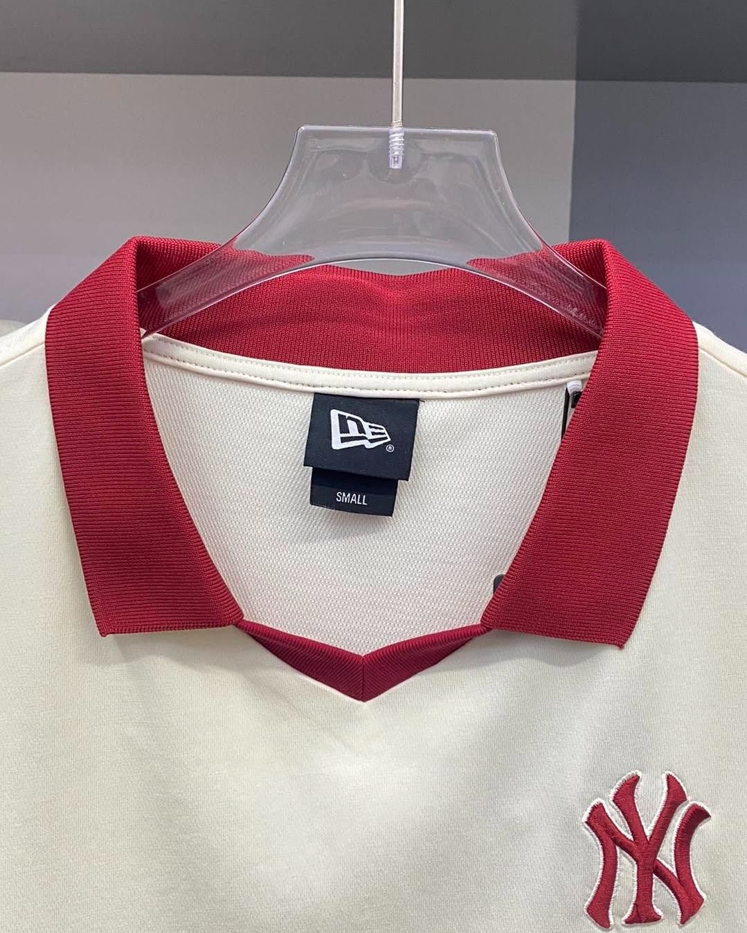 2610 - HÀNG CHÍNH HÃNG - ÁO THUN NEW ERA - POLO LOGO NY VIỀN ĐỎ - KEM - CODE: 14113663