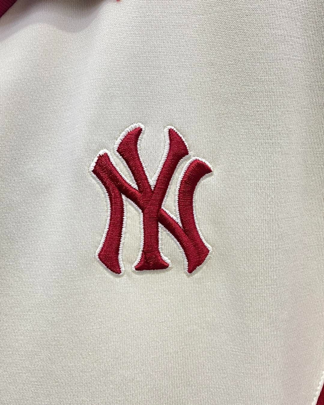 2610 - HÀNG CHÍNH HÃNG - ÁO THUN NEW ERA - POLO LOGO NY VIỀN ĐỎ - KEM - CODE: 14113663