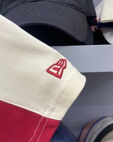2610 - HÀNG CHÍNH HÃNG - ÁO THUN NEW ERA - POLO LOGO NY VIỀN ĐỎ - KEM - CODE: 14113663