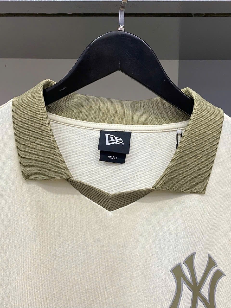 2612 - HÀNG CHÍNH HÃNG - ÁO THUN NEW ERA - POLO LOGO NY 1903 - KEM - CODE: 14113660