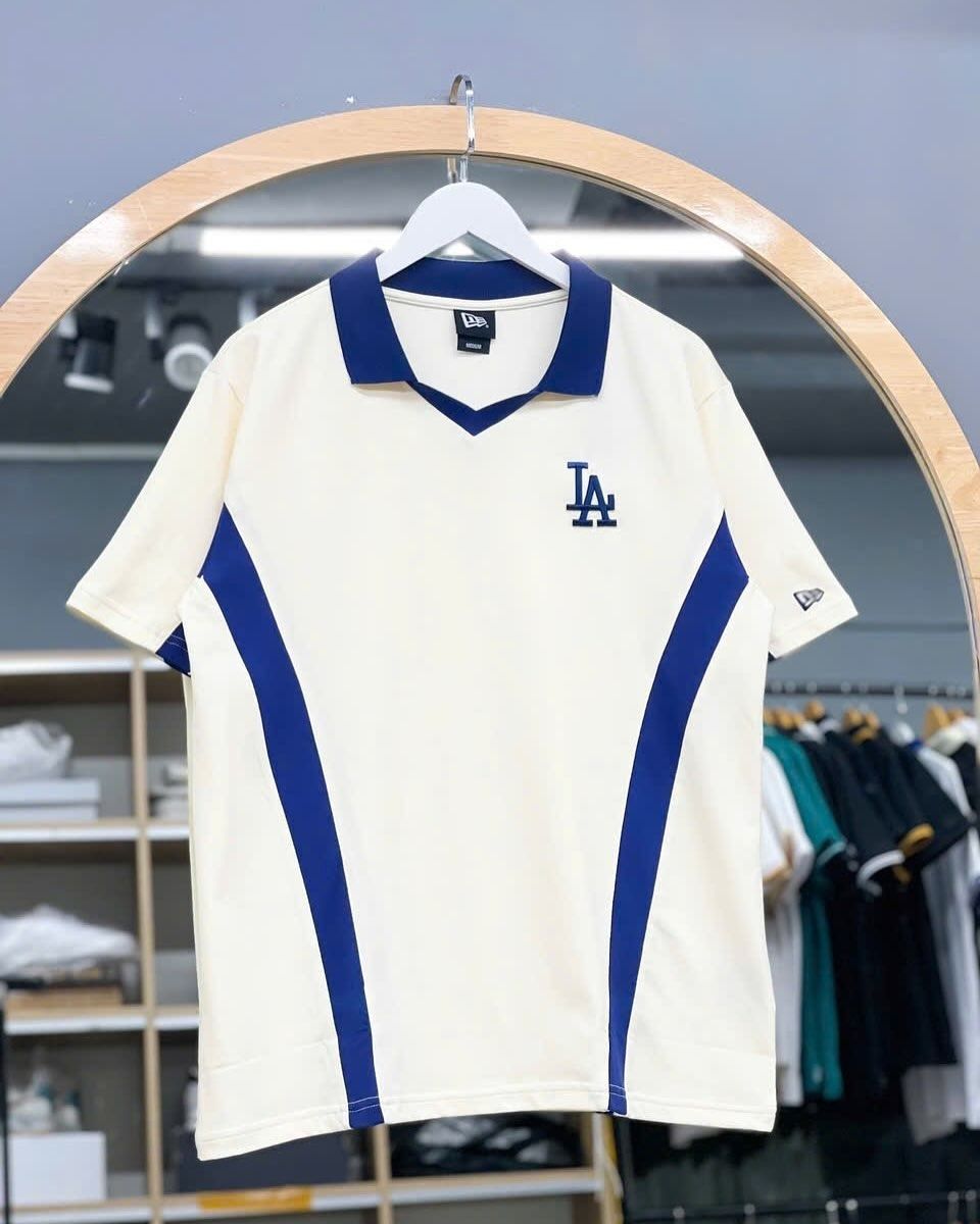 2605 - HÀNG CHÍNH HÃNG - ÁO THUN NEW ERA - POLO LOGO LA VIỀN XANH - KEM - CODE: 14113661