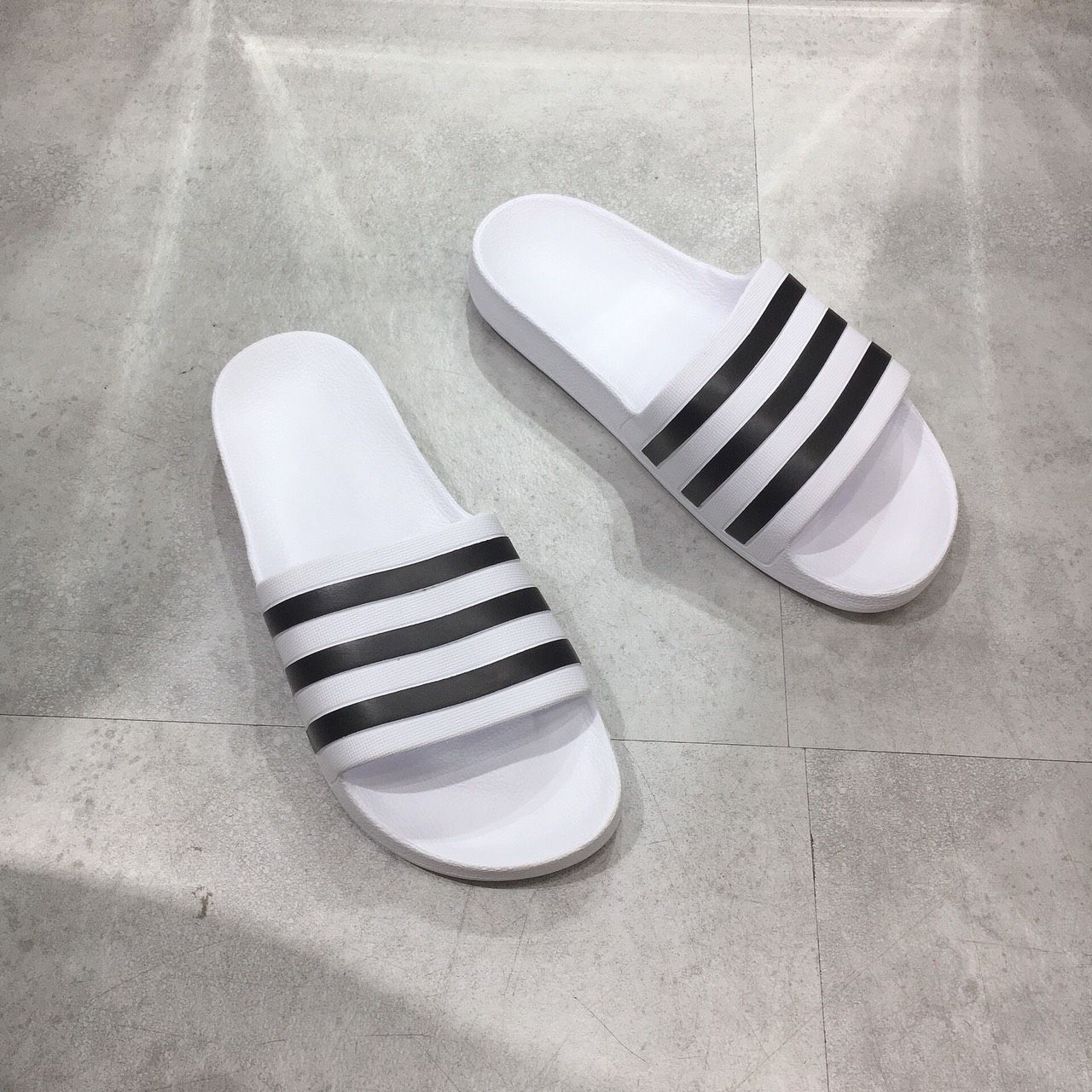  0120 - HÀNG CHÍNH HÃNG - DÉP ADILETTE AQUA SLIDE - TRẮNG SỌC ĐEN - *WHITE/BLACK LOGO* - 2021** - Code: F35539 