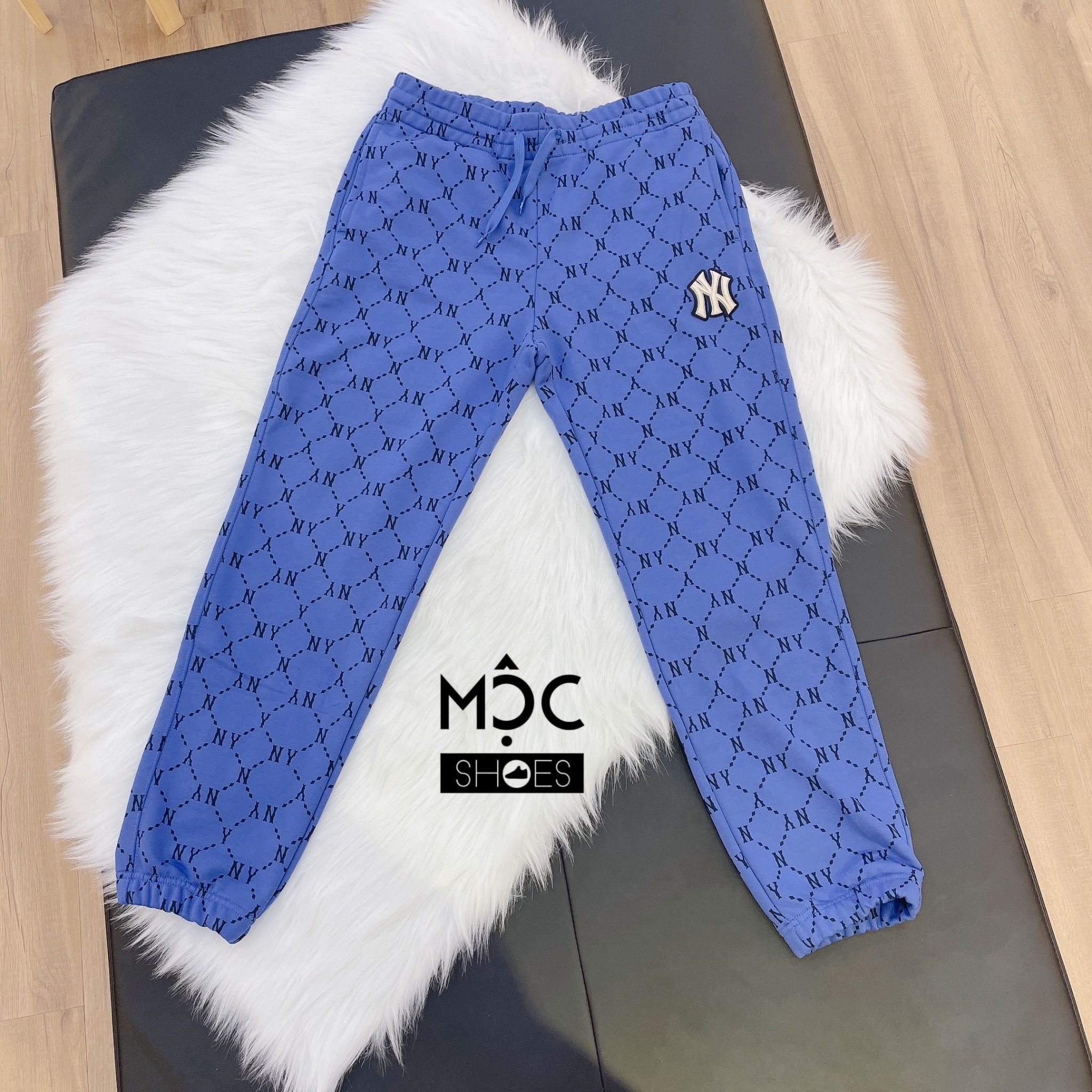  0455 - HÀNG CHÍNH HÃNG - Quần Training Pant MLB Monogram New York Yankees --- Màu CREAM --- *Authentic* 