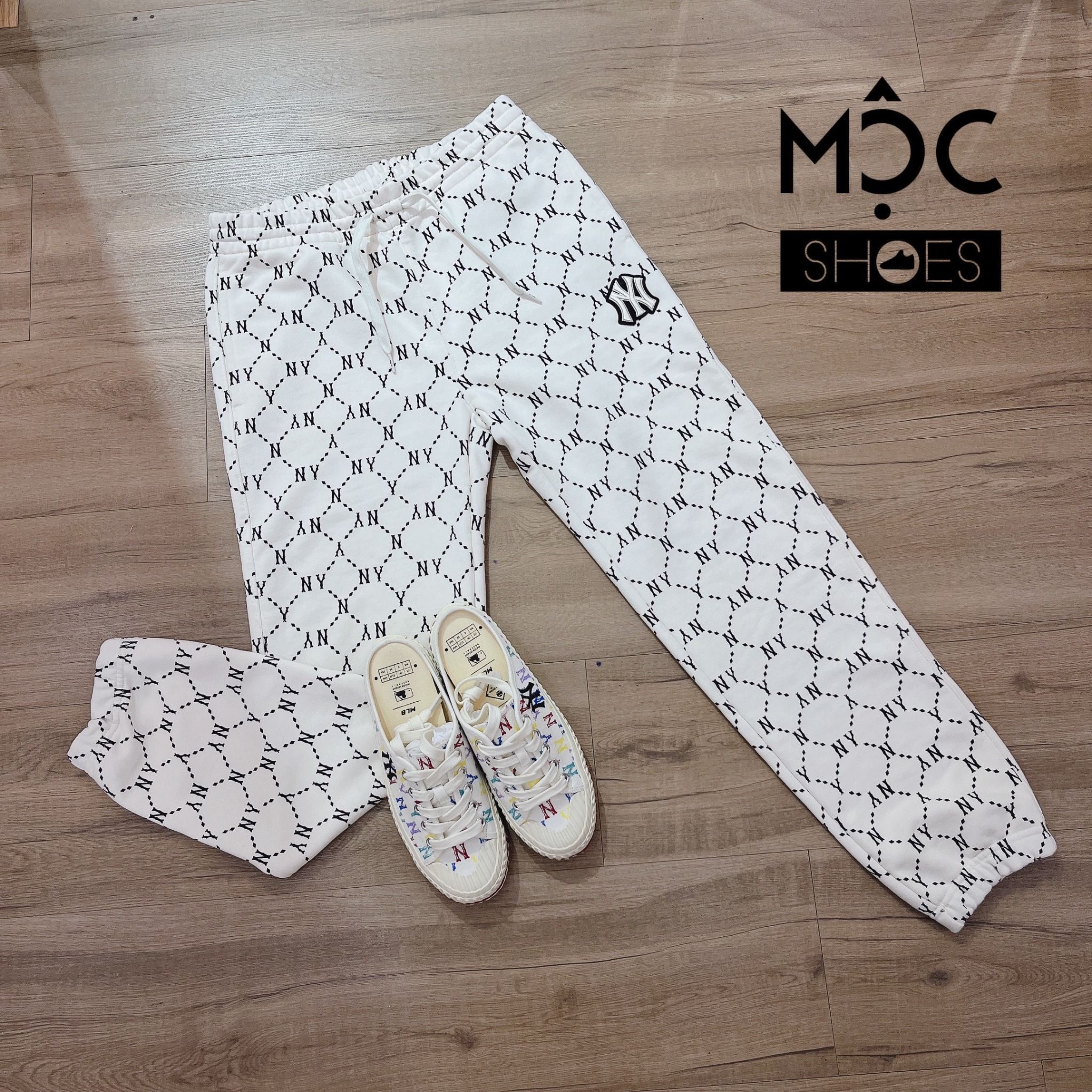  0455 - HÀNG CHÍNH HÃNG - Quần Training Pant MLB Monogram New York Yankees --- Màu CREAM --- *Authentic* 