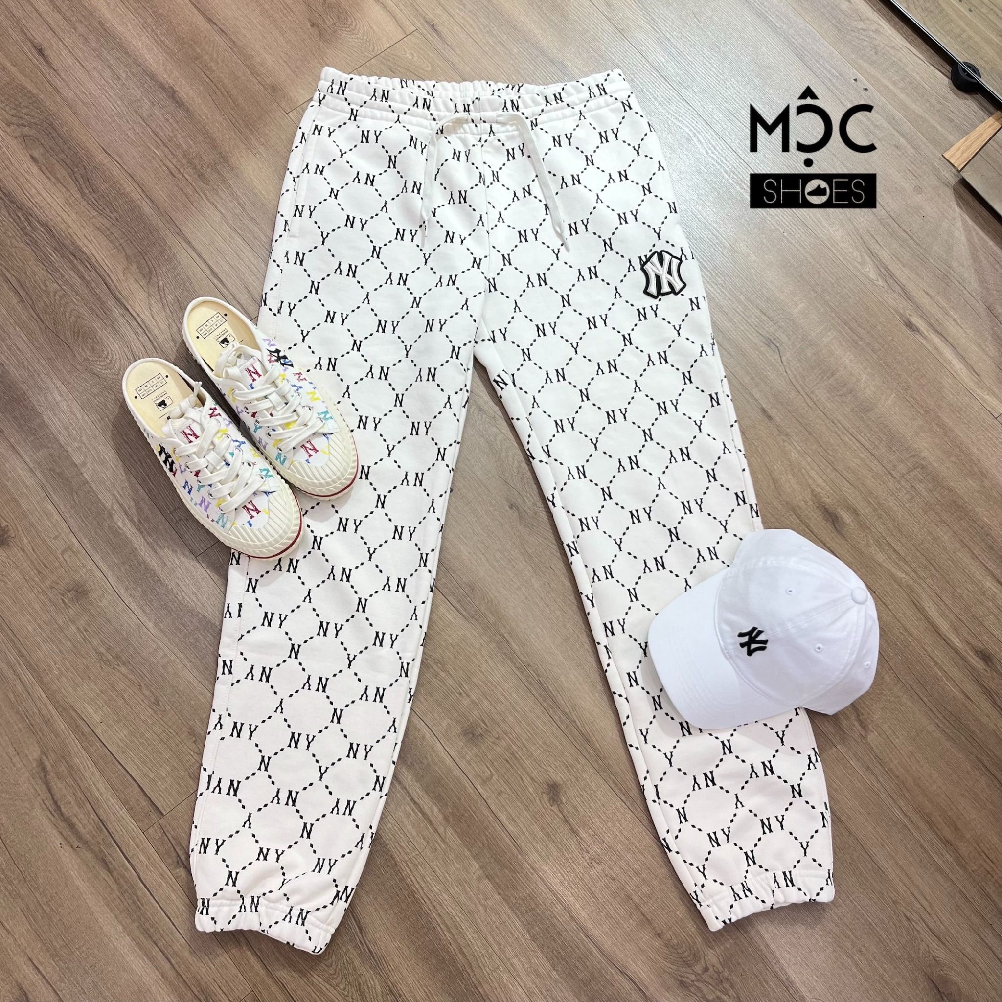  0455 - HÀNG CHÍNH HÃNG - Quần Training Pant MLB Monogram New York Yankees --- Màu CREAM --- *Authentic* 