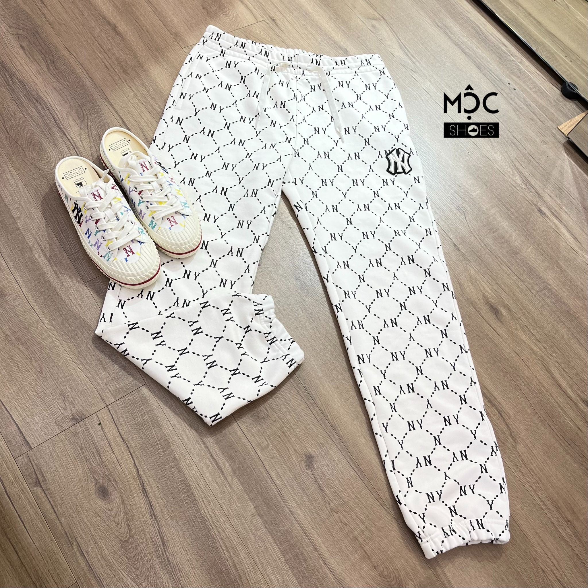  0455 - HÀNG CHÍNH HÃNG - Quần Training Pant MLB Monogram New York Yankees --- Màu CREAM --- *Authentic* 