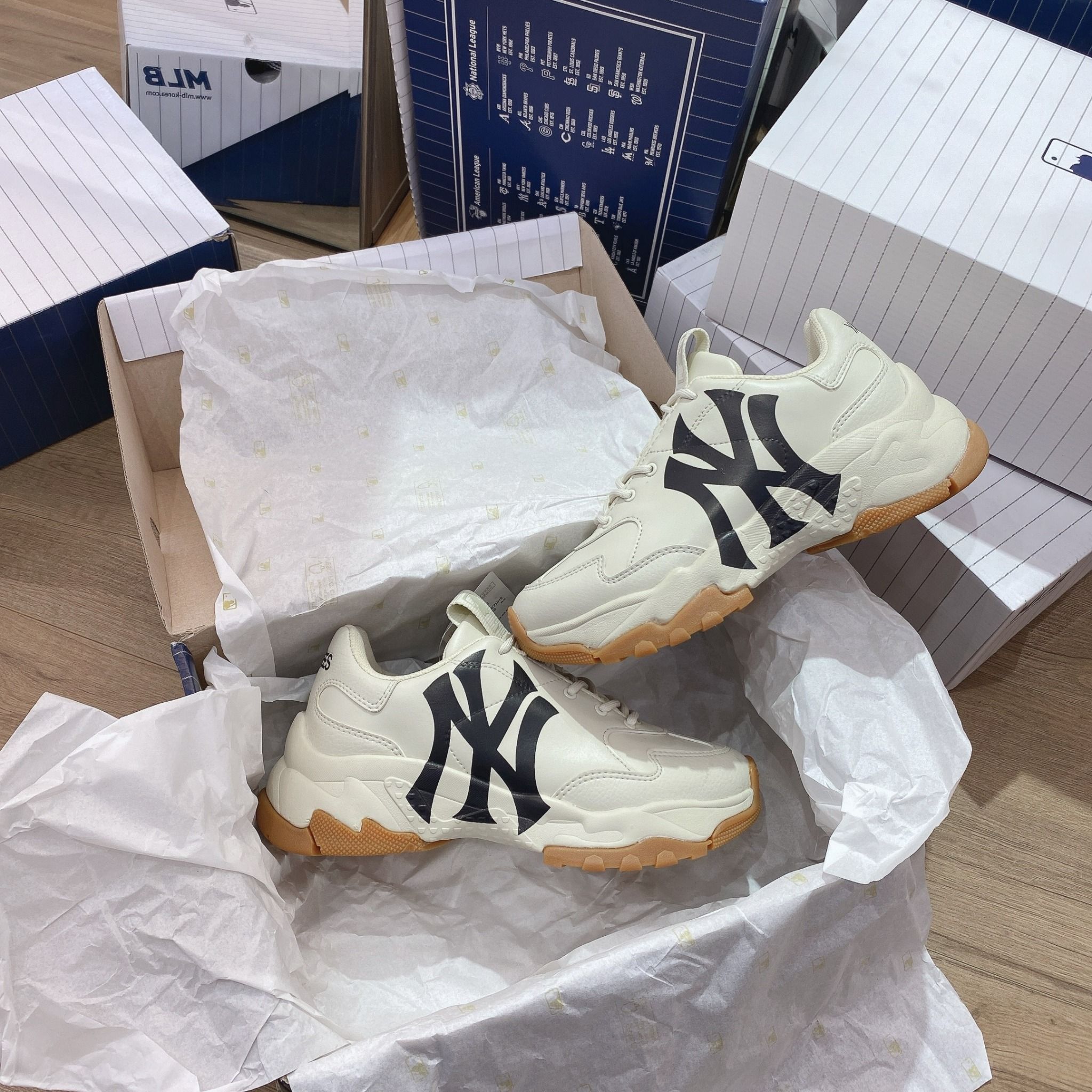 0471 - HÀNG CHÍNH HÃNG - GIÀY MLB CHUNKY EMBO NEW YORK YANKEES BEIGE ĐẾ GUM - Code: 3ASHC101N-50BGL