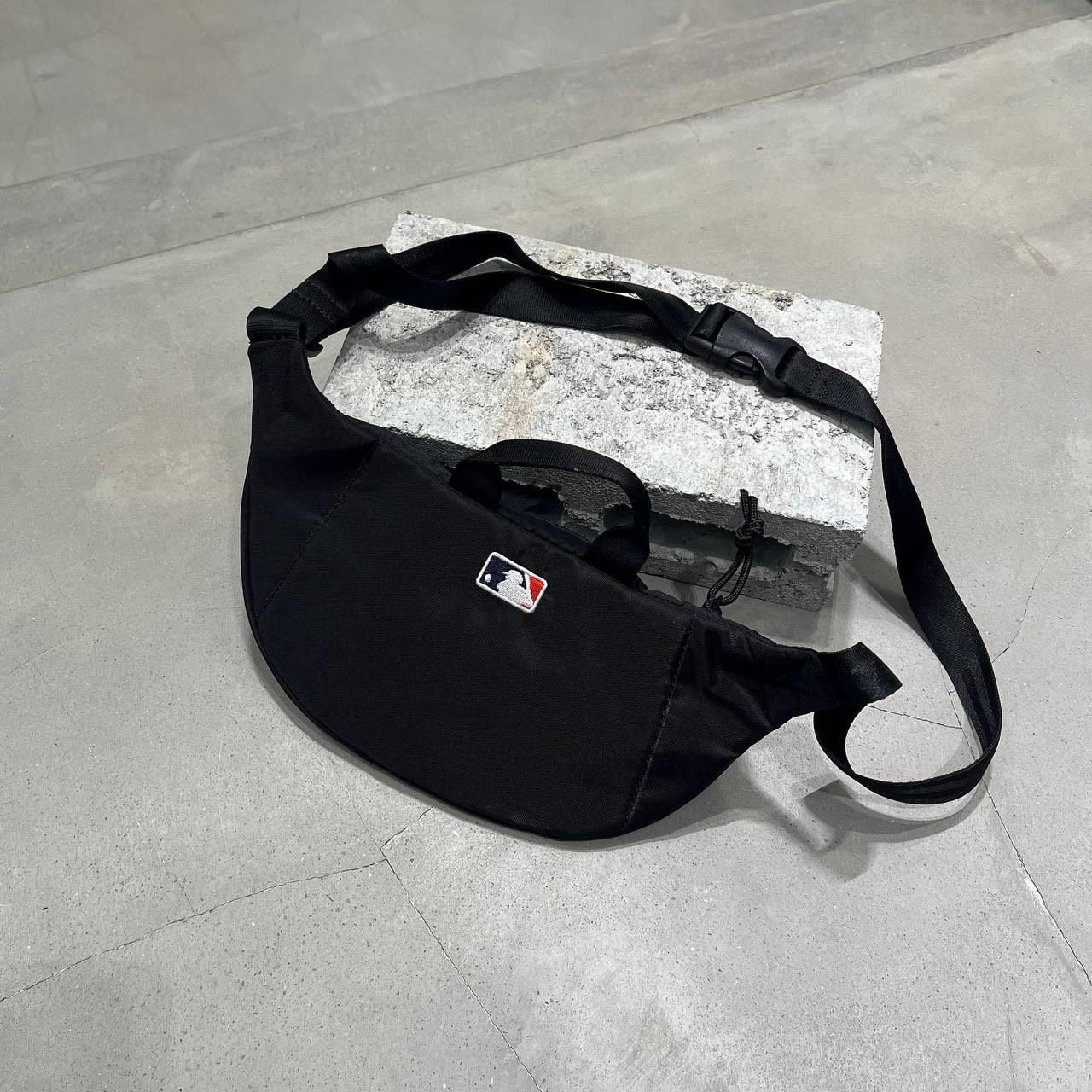 0490 - HÀNG CHÍNH HÃNG - TÚI WAIST BAG NEW ERA x MLB LOGO NEW YORK - *BLACK* - CODE: 12718040