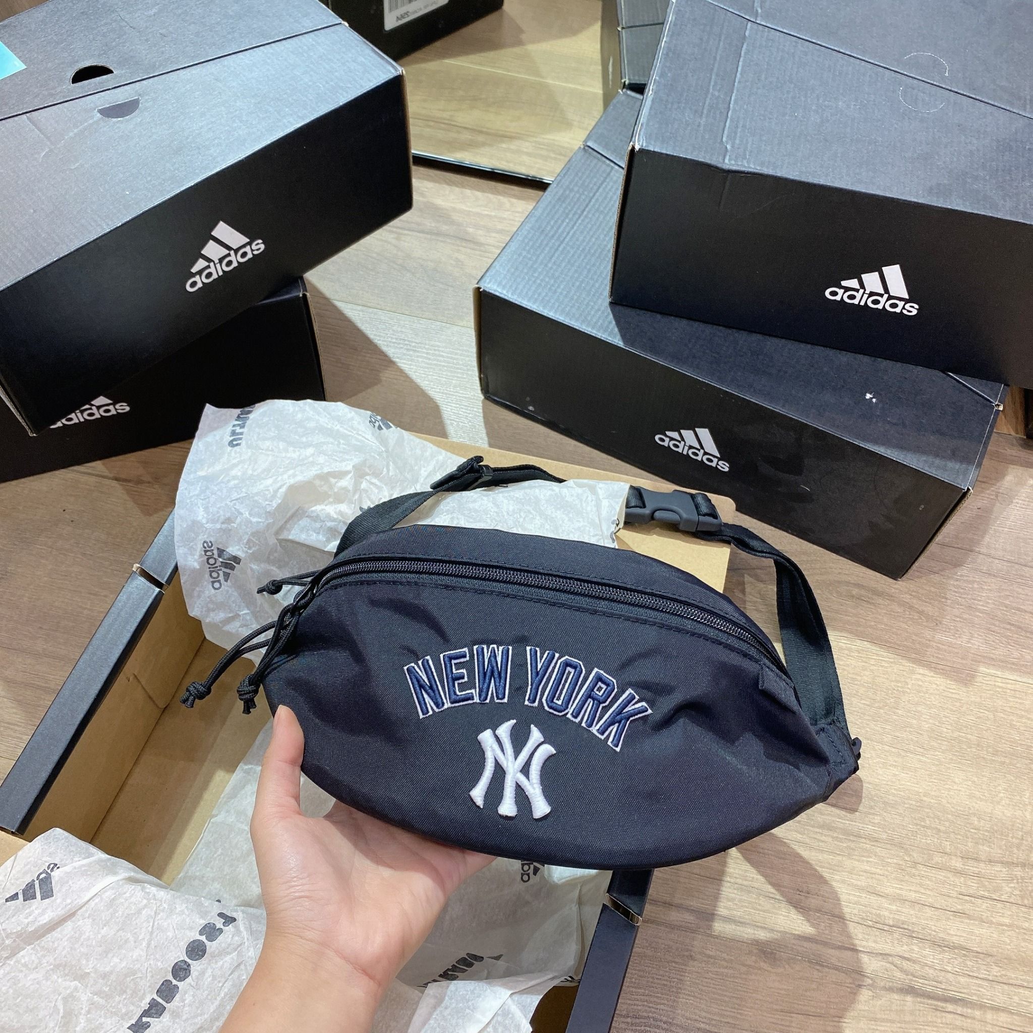 0490 - HÀNG CHÍNH HÃNG - TÚI WAIST BAG NEW ERA x MLB LOGO NEW YORK - *BLACK* - CODE: 12718040