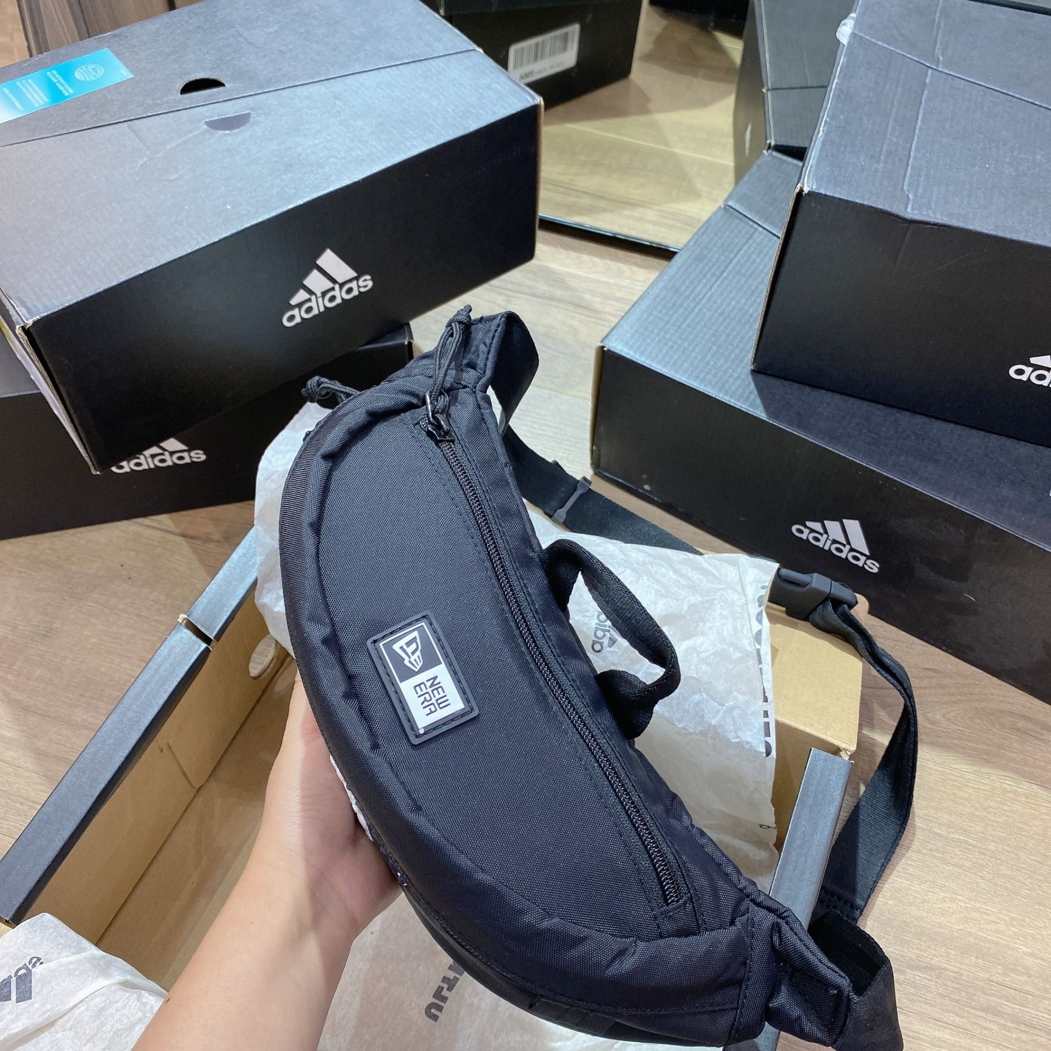 0490 - HÀNG CHÍNH HÃNG - TÚI WAIST BAG NEW ERA x MLB LOGO NEW YORK - *BLACK* - CODE: 12718040
