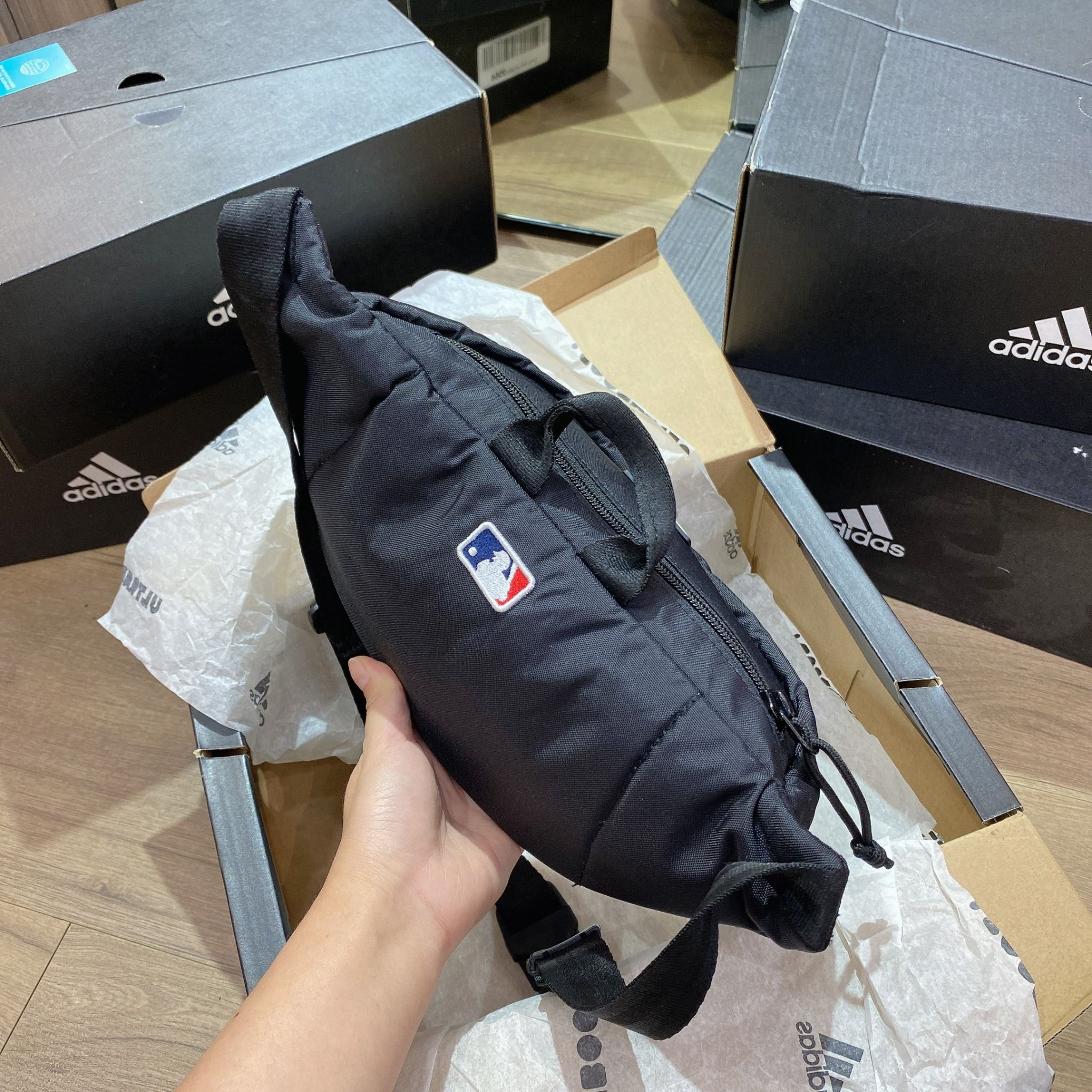 0490 - HÀNG CHÍNH HÃNG - TÚI WAIST BAG NEW ERA x MLB LOGO NEW YORK - *BLACK* - CODE: 12718040