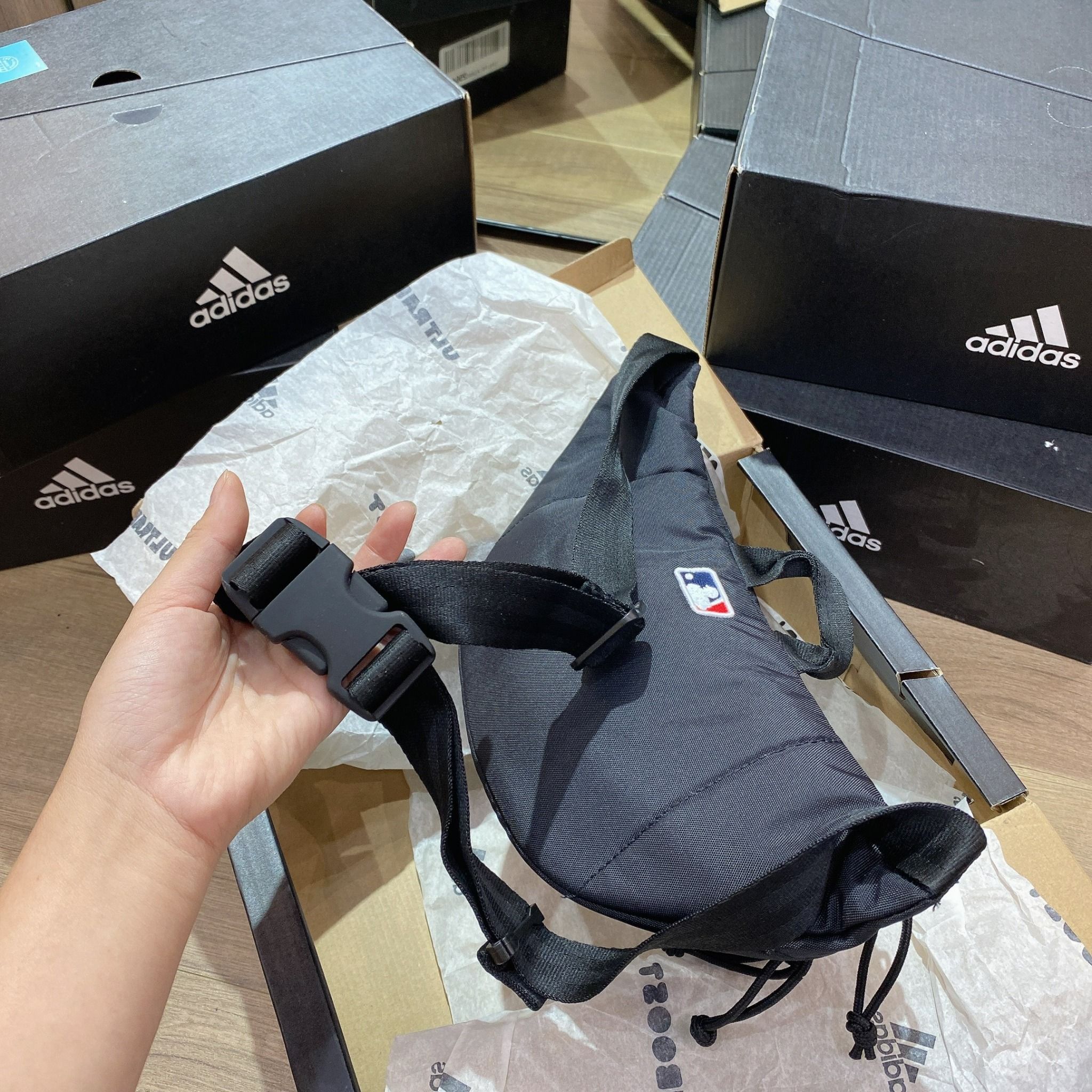 0490 - HÀNG CHÍNH HÃNG - TÚI WAIST BAG NEW ERA x MLB LOGO NEW YORK - *BLACK* - CODE: 12718040