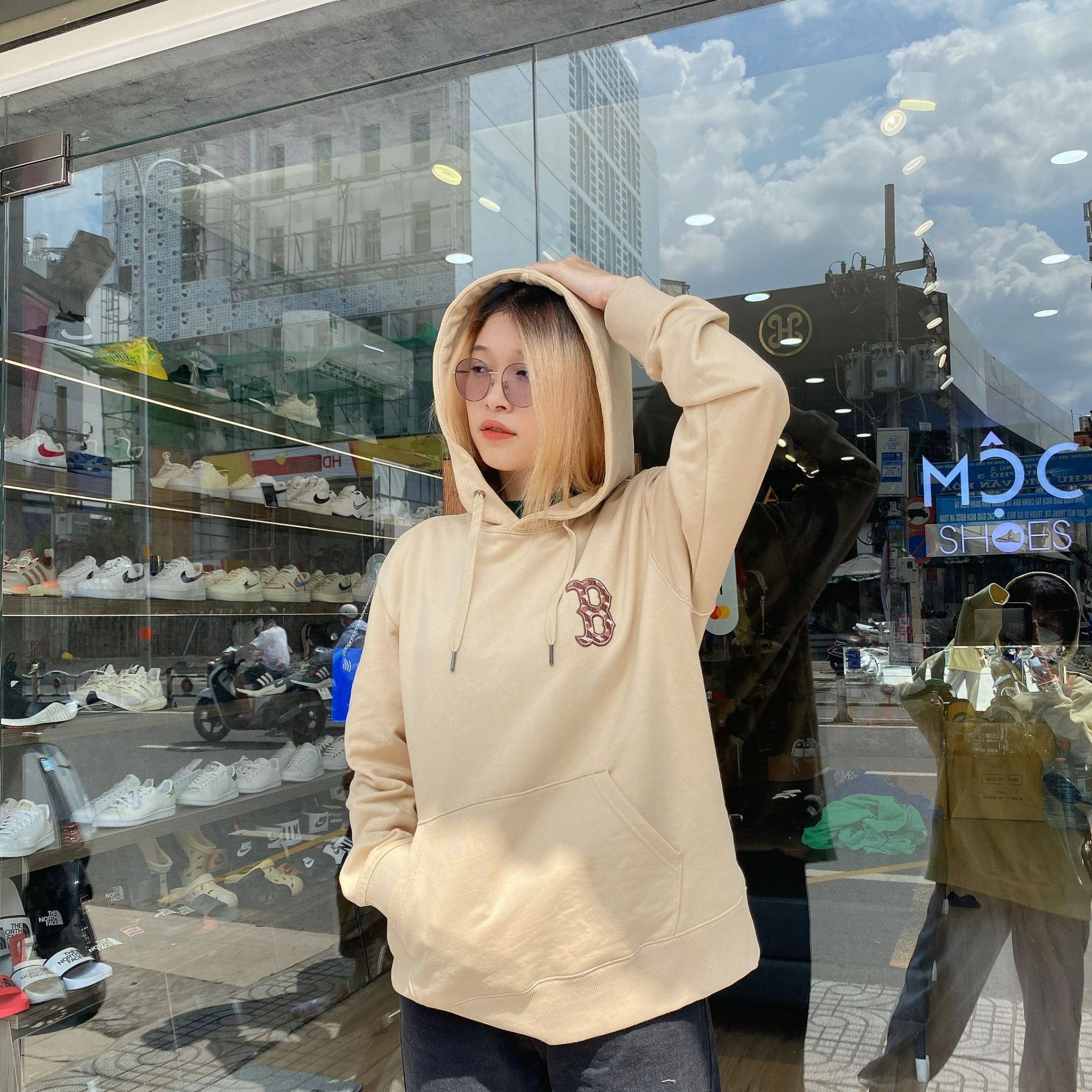 0511 - HÀNG CHÍNH HÃNG - ÁO HOODIE TAY DÀI CÓ MŨ MLB HOẠ TIẾT B ZICZAC MÀU *BEIGE/BROWN* 2022