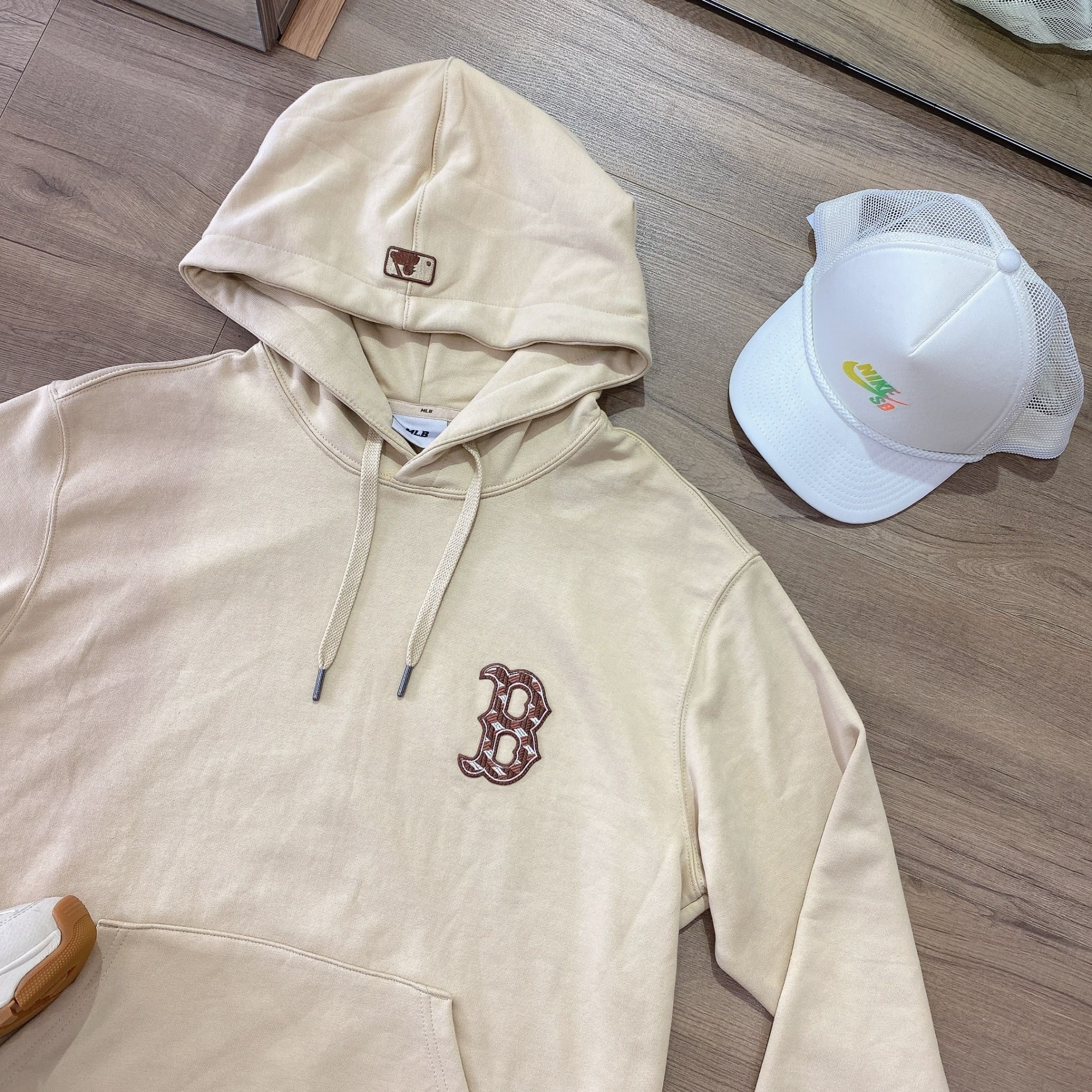 0511 - HÀNG CHÍNH HÃNG - ÁO HOODIE TAY DÀI CÓ MŨ MLB HOẠ TIẾT B ZICZAC MÀU *BEIGE/BROWN* 2022