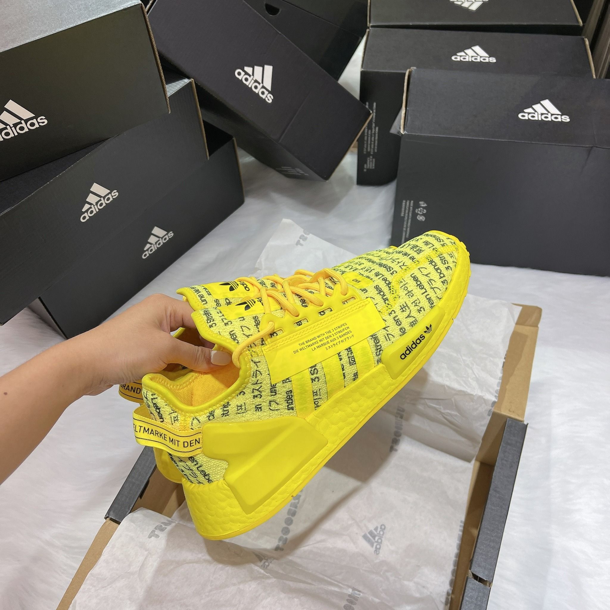 0519 - HÀNG CHÍNH HÃNG - GIÀY ADIDAS NMD R1 V1 MÀU VÀNG CHANH VER JAPAN - *YELLOW* - CODE: FZ6236
