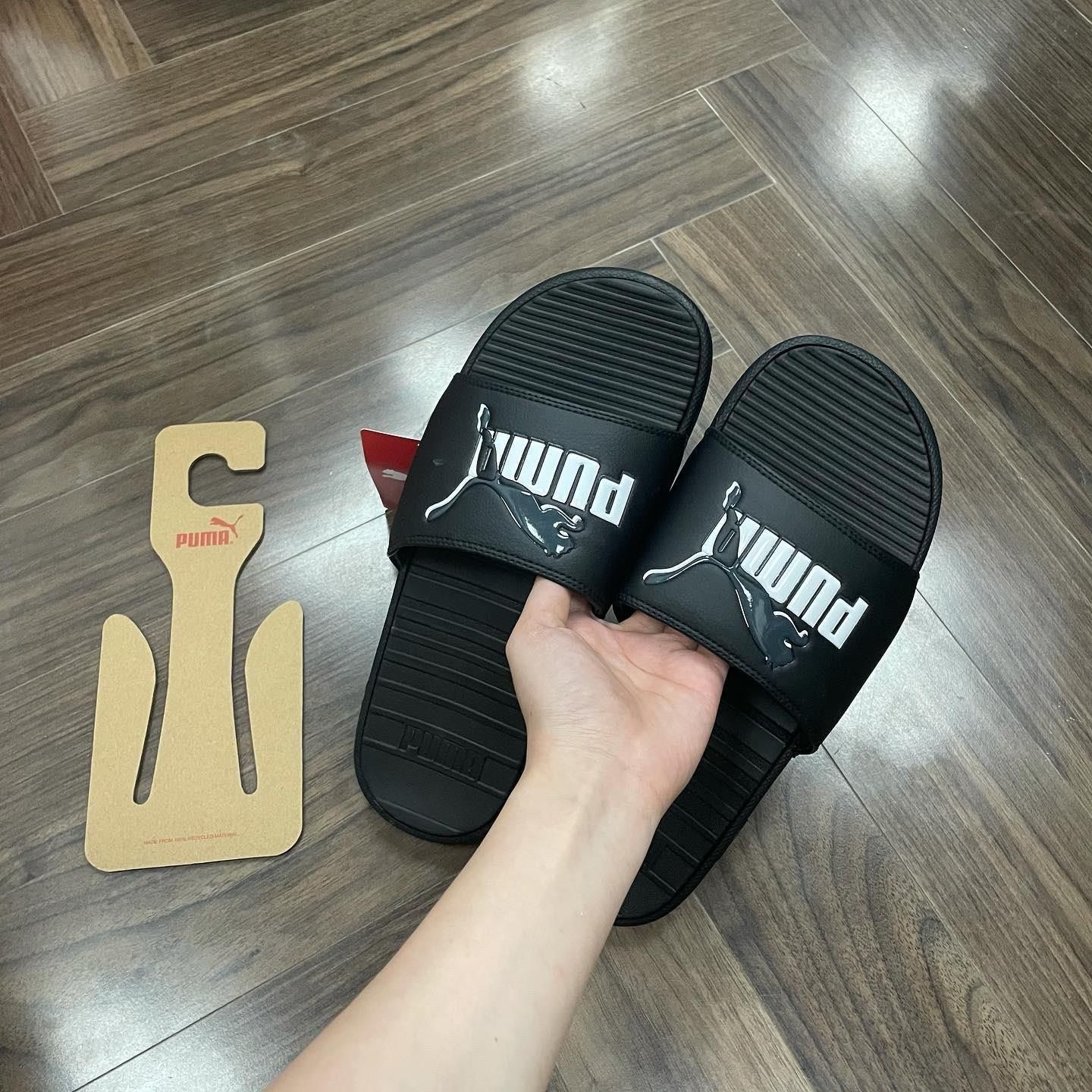 0525 - HÀNG CHÍNH HÃNG - DÉP QUAI NGANG PUMA COOL CAT MÀU ĐEN LOGO TRONG SUỐT - *BLACK/WHITE* - CODE: 383441 01