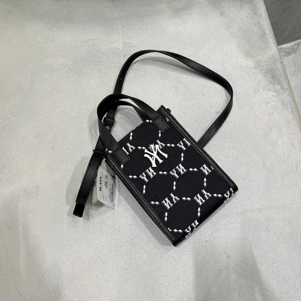 0527 - HÀNG CHÍNH HÃNG - TÚI MLB CELLPHONE DIA MONOGRAM JACQUARD NEW YORK YANKEES - CODE: 3ACRH012N-50BKS