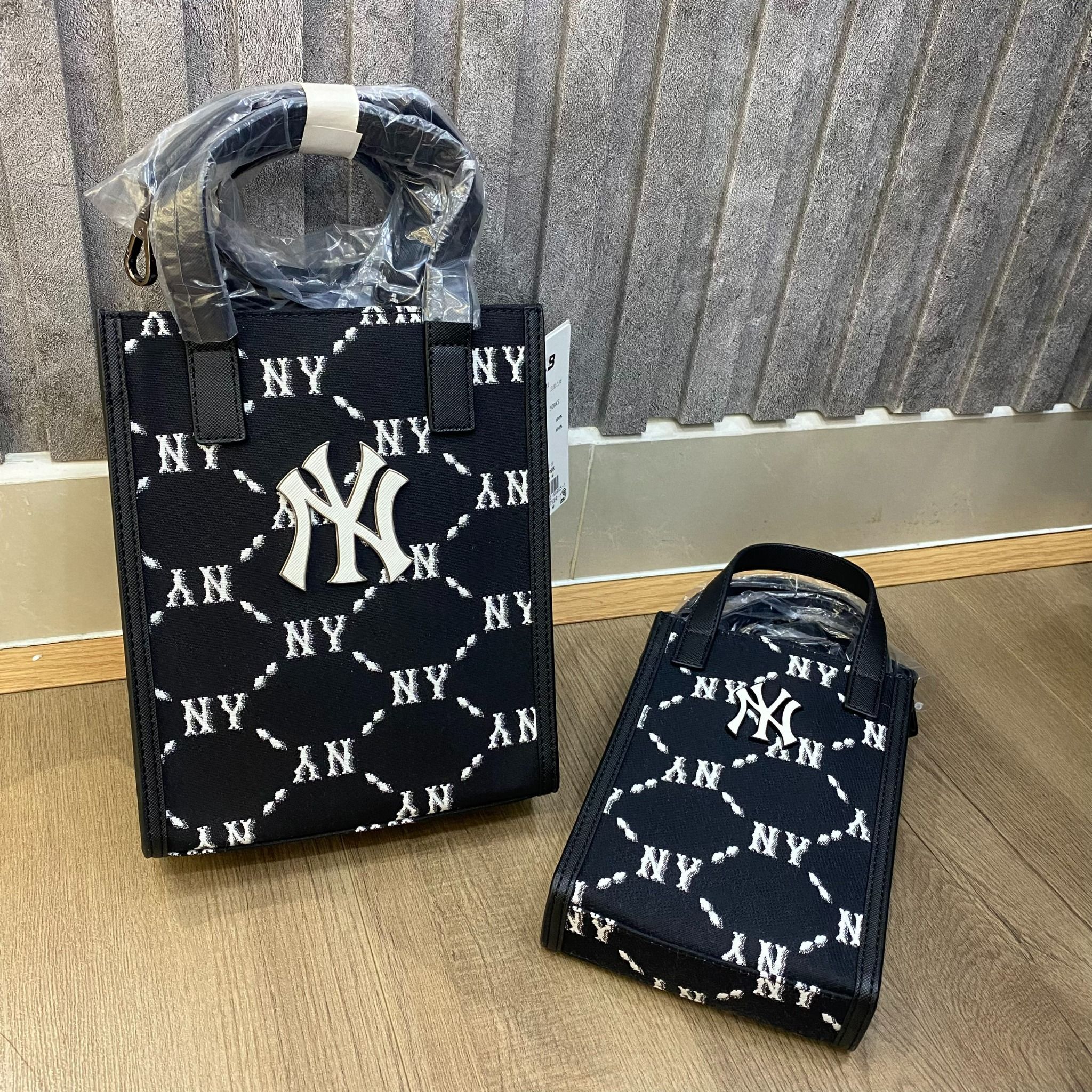 0527 - HÀNG CHÍNH HÃNG - TÚI MLB CELLPHONE DIA MONOGRAM JACQUARD NEW YORK YANKEES - CODE: 3ACRH012N-50BKS