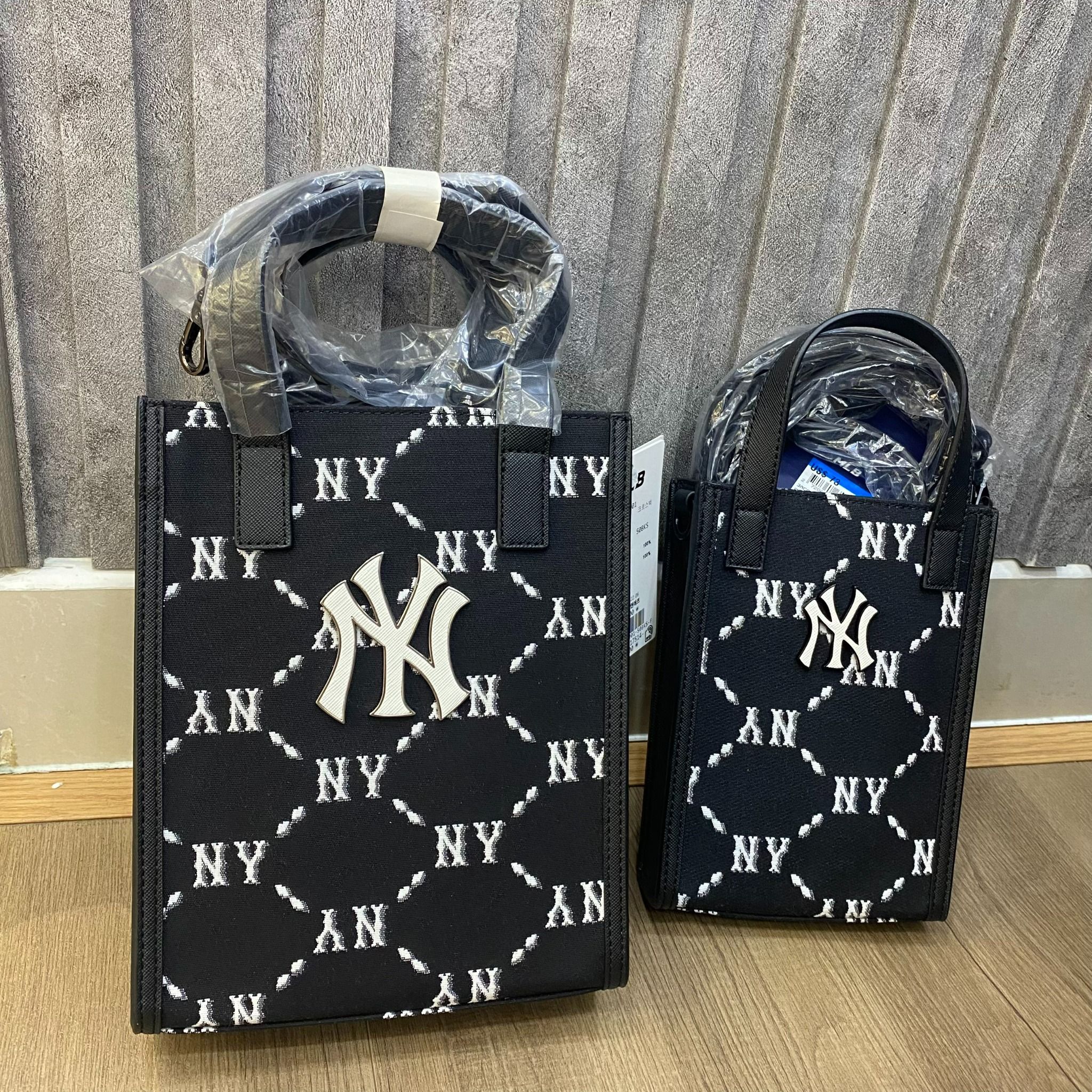 0527 - HÀNG CHÍNH HÃNG - TÚI MLB CELLPHONE DIA MONOGRAM JACQUARD NEW YORK YANKEES - CODE: 3ACRH012N-50BKS