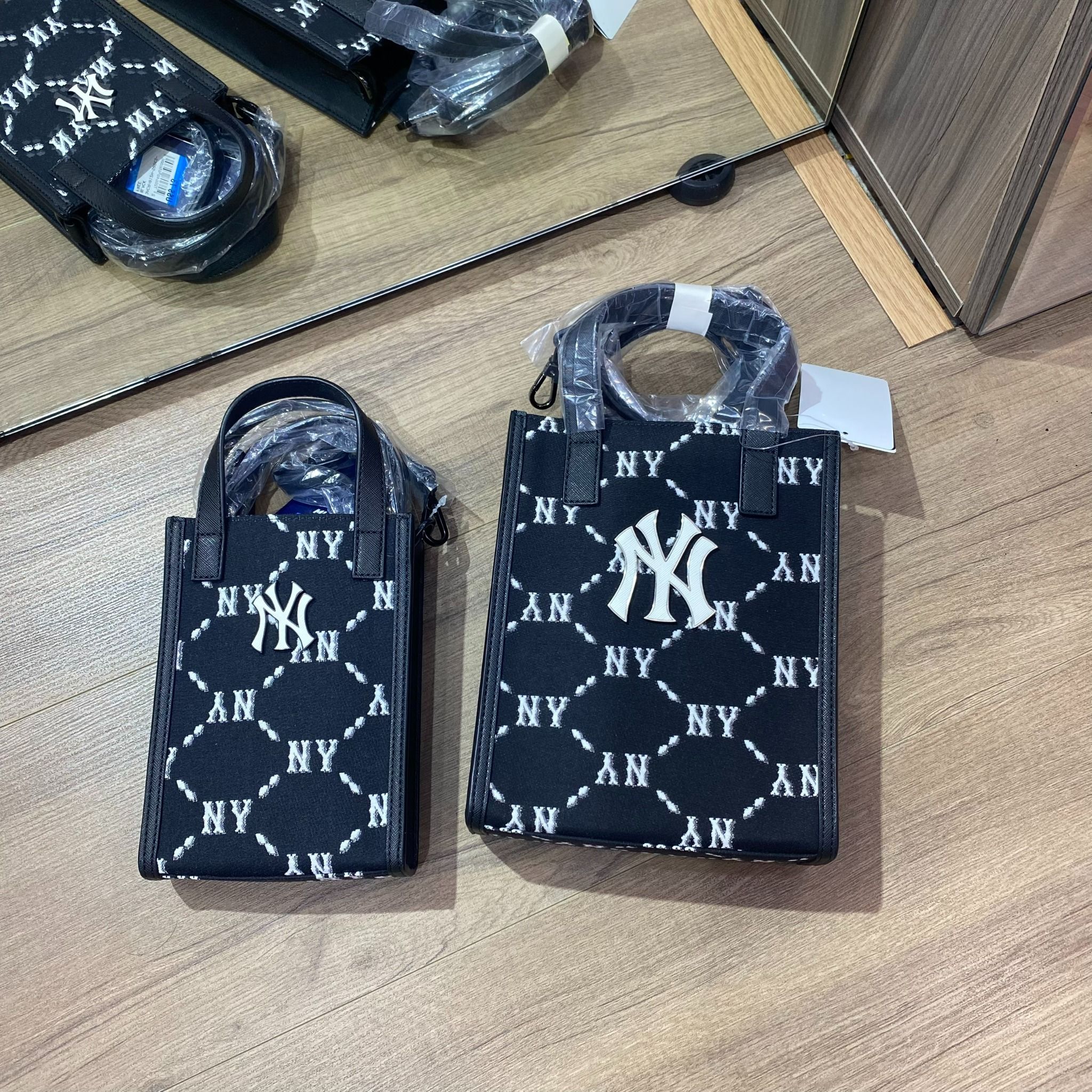 0526 - HÀNG CHÍNH HÃNG - TÚI MLB SMALL TOTE HANDPHONE DIA MONOGRAM JACQUARD NEW YORK YANKEES - CODE: 3ACRH102N-50BKS