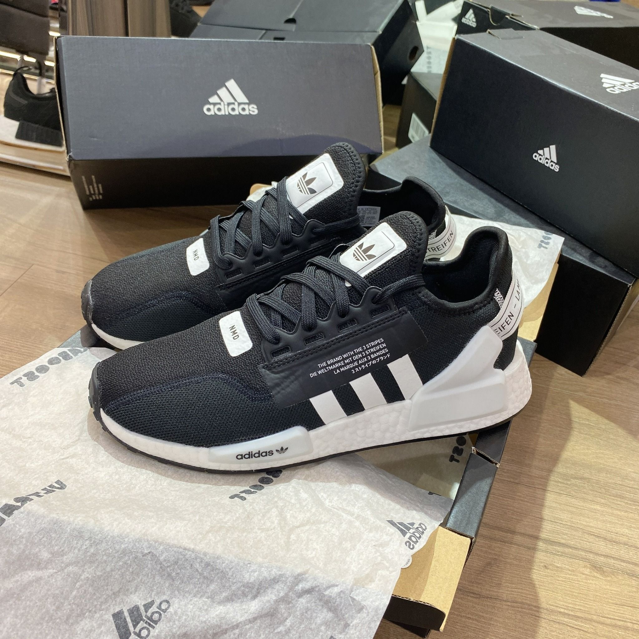 0535 - HÀNG CHÍNH HÃNG - GIÀY THỂ THAO ADIDAS NMD R1 V2 MÀU ĐEN SỌC TRẮNG - *BLACK/WHITE* - CODE: FV9021