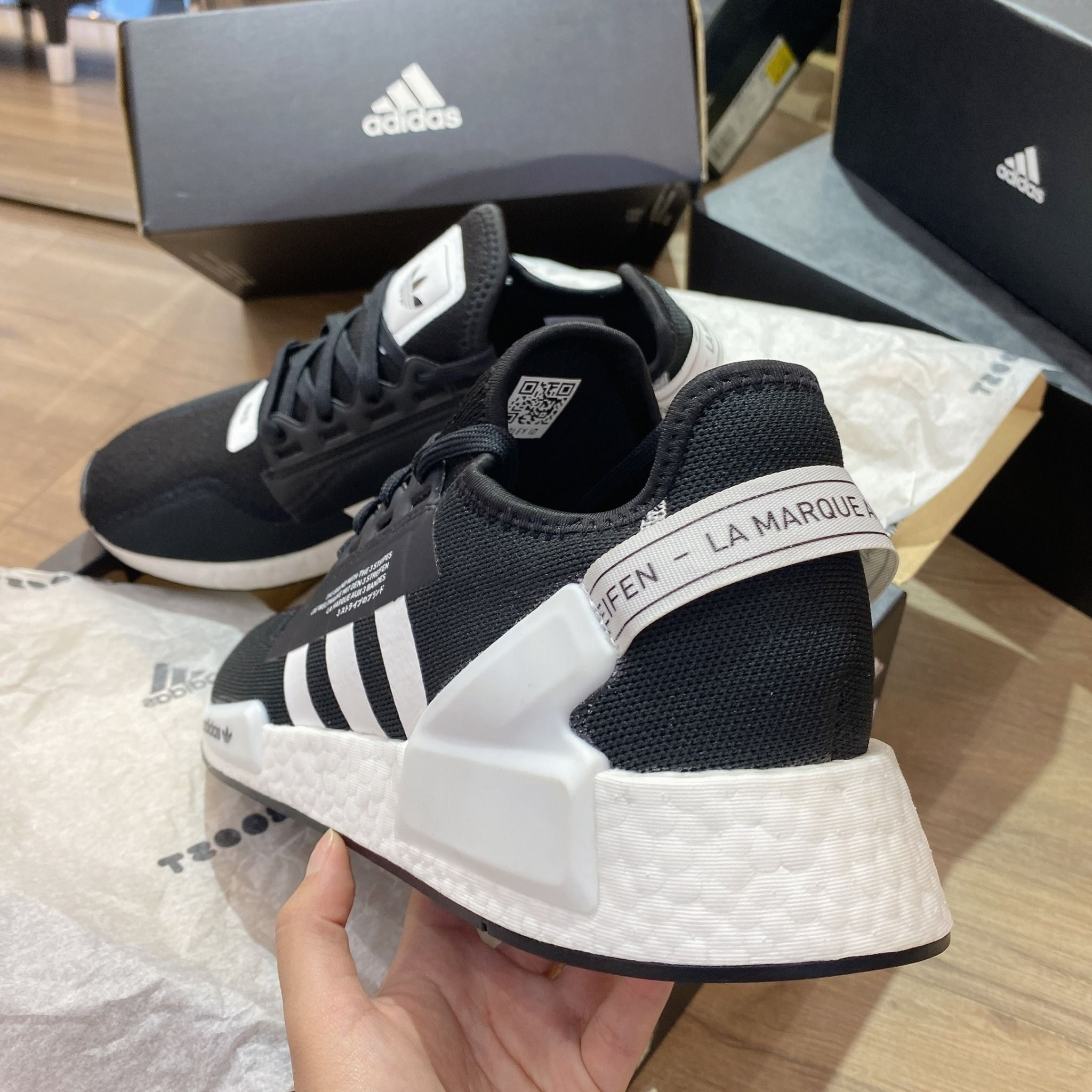 0535 - HÀNG CHÍNH HÃNG - GIÀY THỂ THAO ADIDAS NMD R1 V2 MÀU ĐEN SỌC TRẮNG - *BLACK/WHITE* - CODE: FV9021