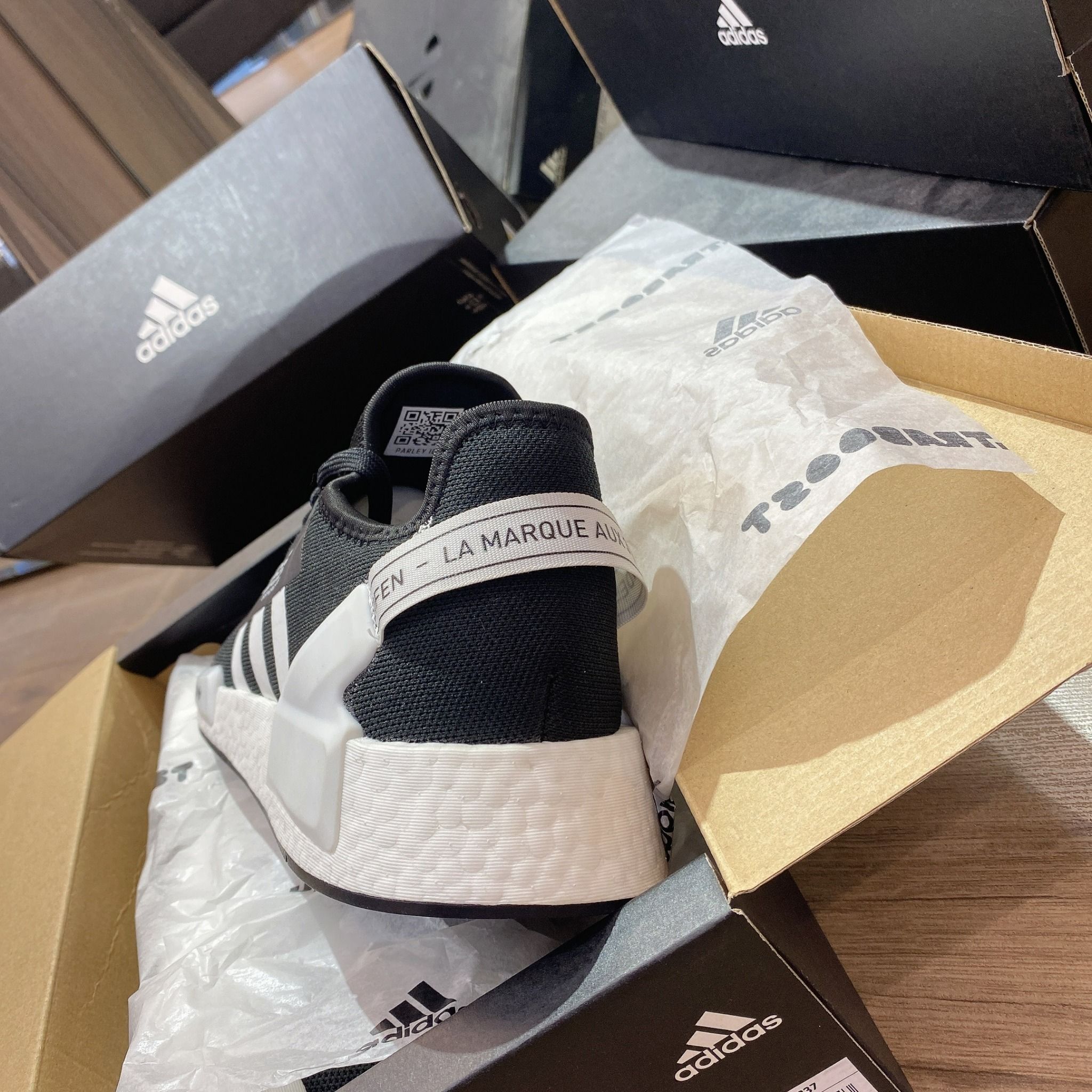 0535 - HÀNG CHÍNH HÃNG - GIÀY THỂ THAO ADIDAS NMD R1 V2 MÀU ĐEN SỌC TRẮNG - *BLACK/WHITE* - CODE: FV9021