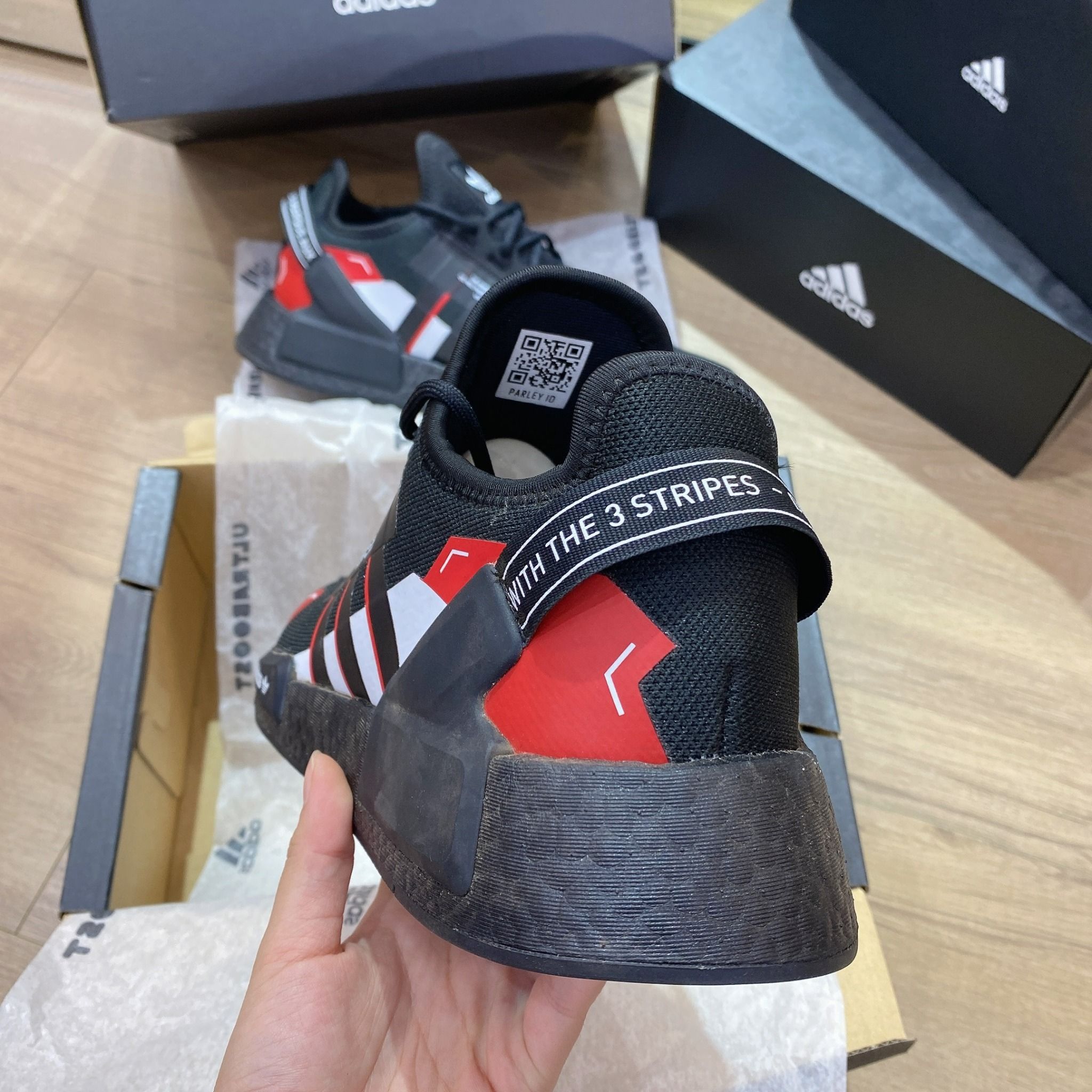 0537 - HÀNG CHÍNH HÃNG - GIÀY THỂ THAO ADIDAS NMD R1 V1 MÀU ĐEN ĐỎ - *BLACK/RED* - CODE: ID4319
