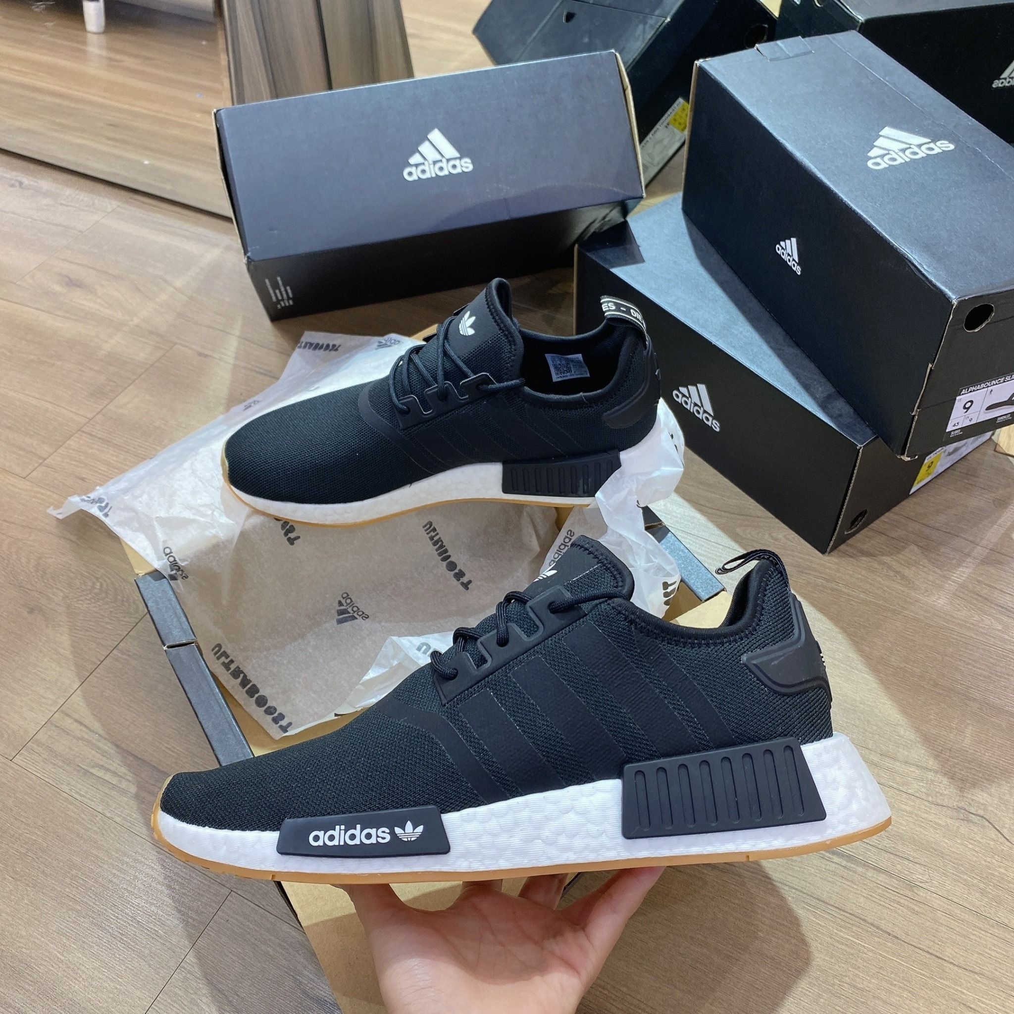0536 - HÀNG CHÍNH HÃNG - GIÀY THỂ THAO ADIDAS NMD R1 V1 MÀU ĐEN ĐẾ TRẮNG GUM - *BLACK/WHITE* - CODE: GZ9257