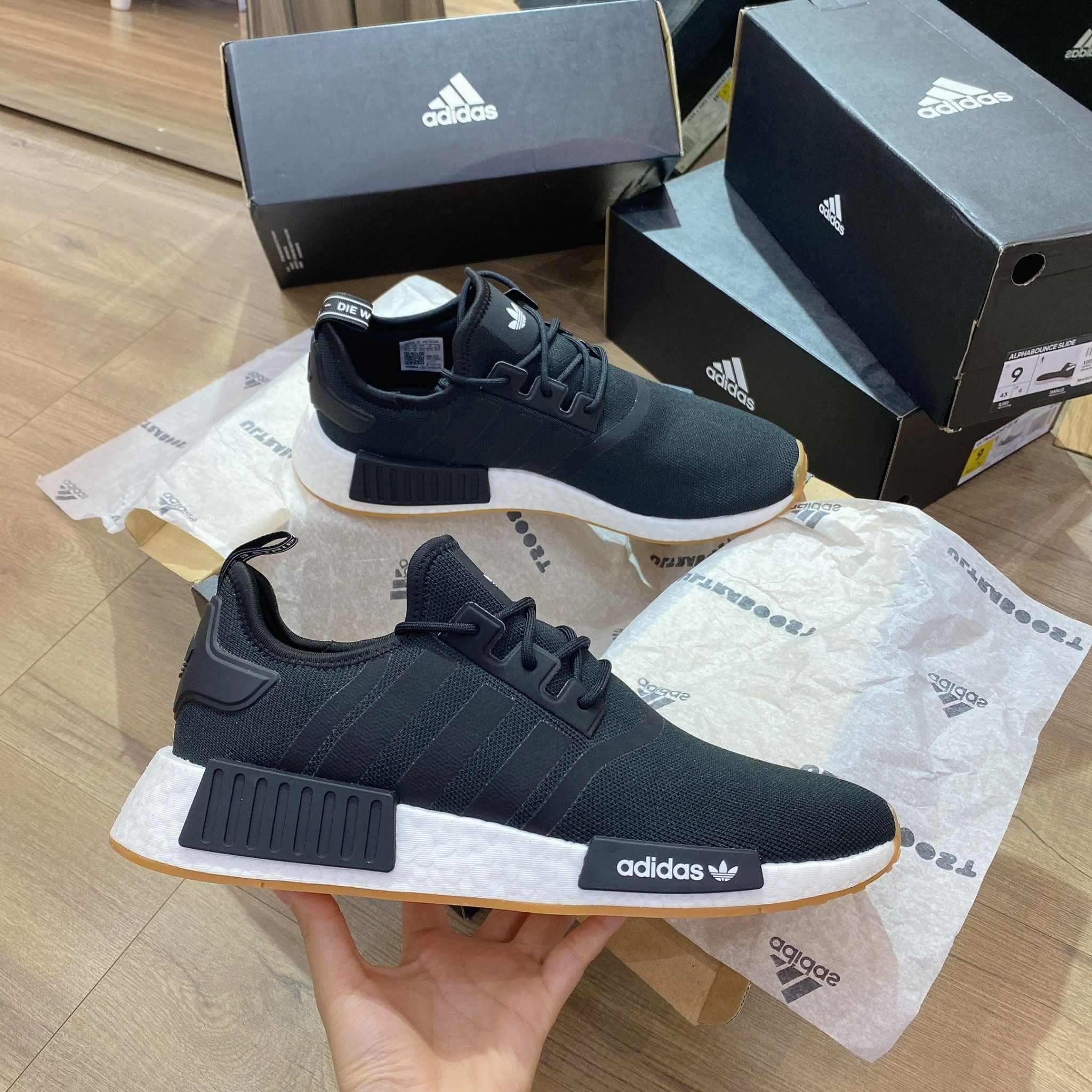 0536 - HÀNG CHÍNH HÃNG - GIÀY THỂ THAO ADIDAS NMD R1 V1 MÀU ĐEN ĐẾ TRẮNG GUM - *BLACK/WHITE* - CODE: GZ9257