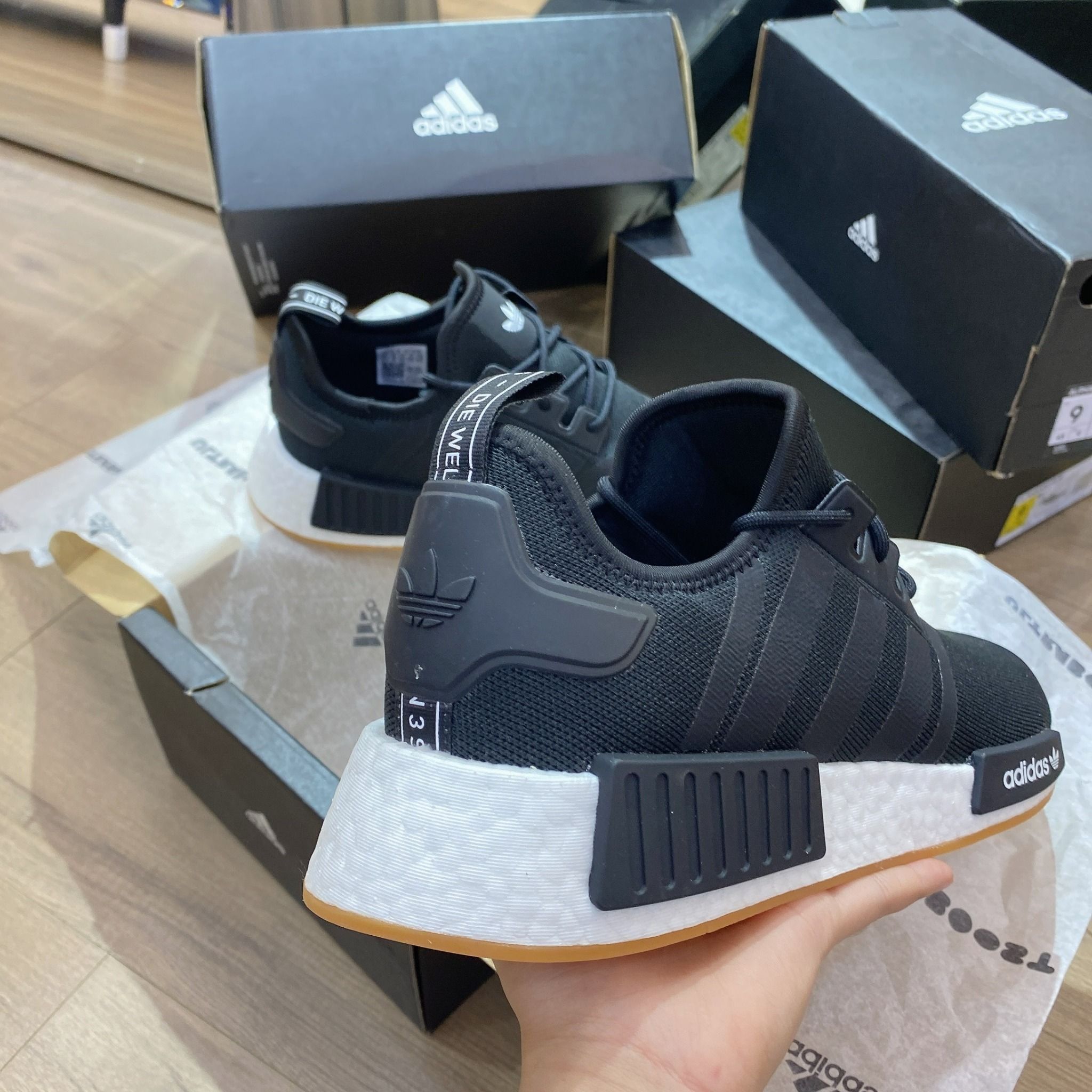 0536 - HÀNG CHÍNH HÃNG - GIÀY THỂ THAO ADIDAS NMD R1 V1 MÀU ĐEN ĐẾ TRẮNG GUM - *BLACK/WHITE* - CODE: GZ9257
