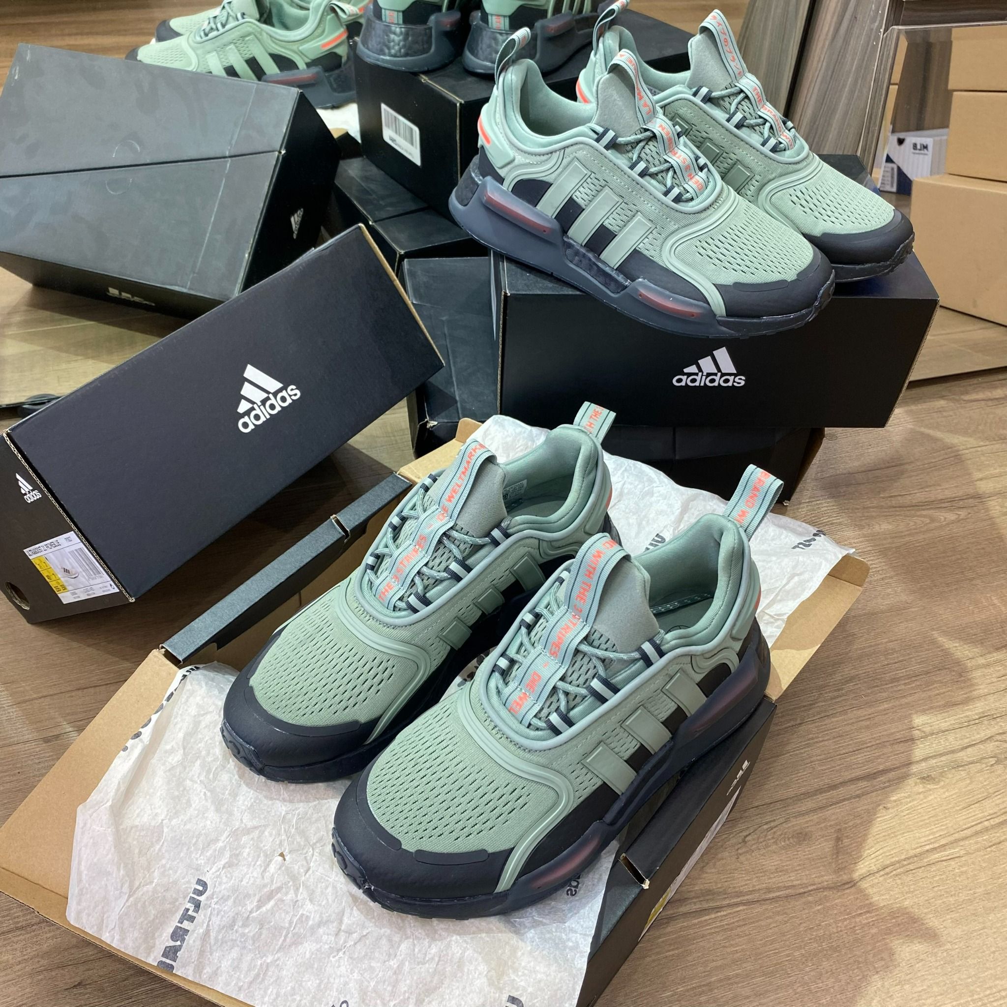 0539 - HÀNG CHÍNH HÃNG - GIÀY THỂ THAO ADIDAS NMD R1 V3 MÀU MATCHA ĐẾ ĐEN - *MATCHA/BLACK* - CODE: HQ4444