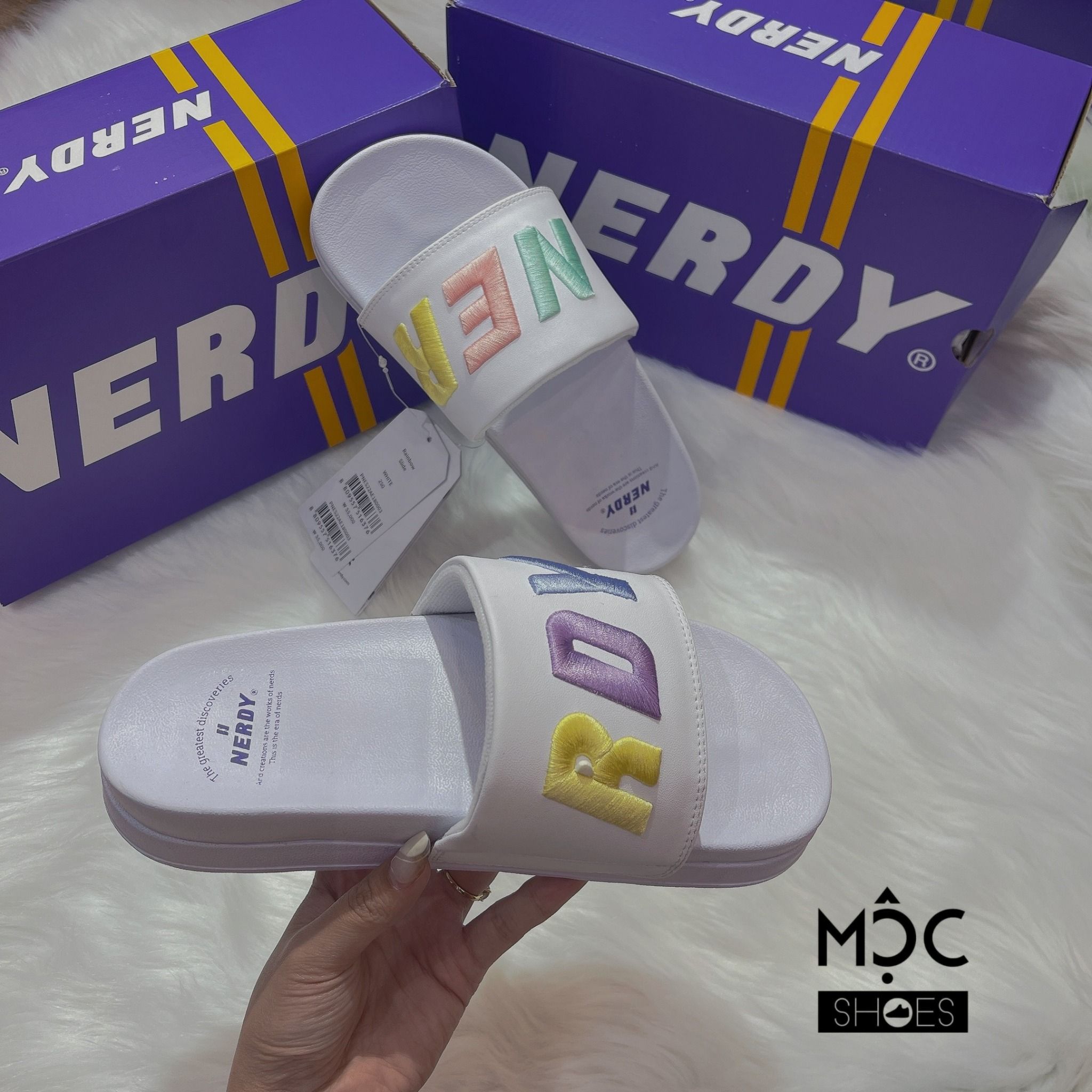 0571 - HÀNG CHÍNH HÃNG - DÉP QUAI NGANG NERDY MÀU TRẮNG LOGO CẦU VỒNG 2022