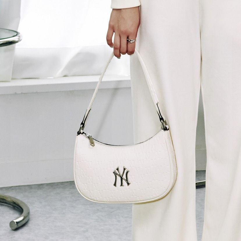 0576 - HÀNG CHÍNH HÃNG - TÚI KẸP NÁCH HOBO NEW YORK YANKEES HỌA TIẾT MONOGRAM IN NỔI CỔ ĐIỂN MÀU KEM - *CREAM* - CODE: 3ABQS022N-50CRS