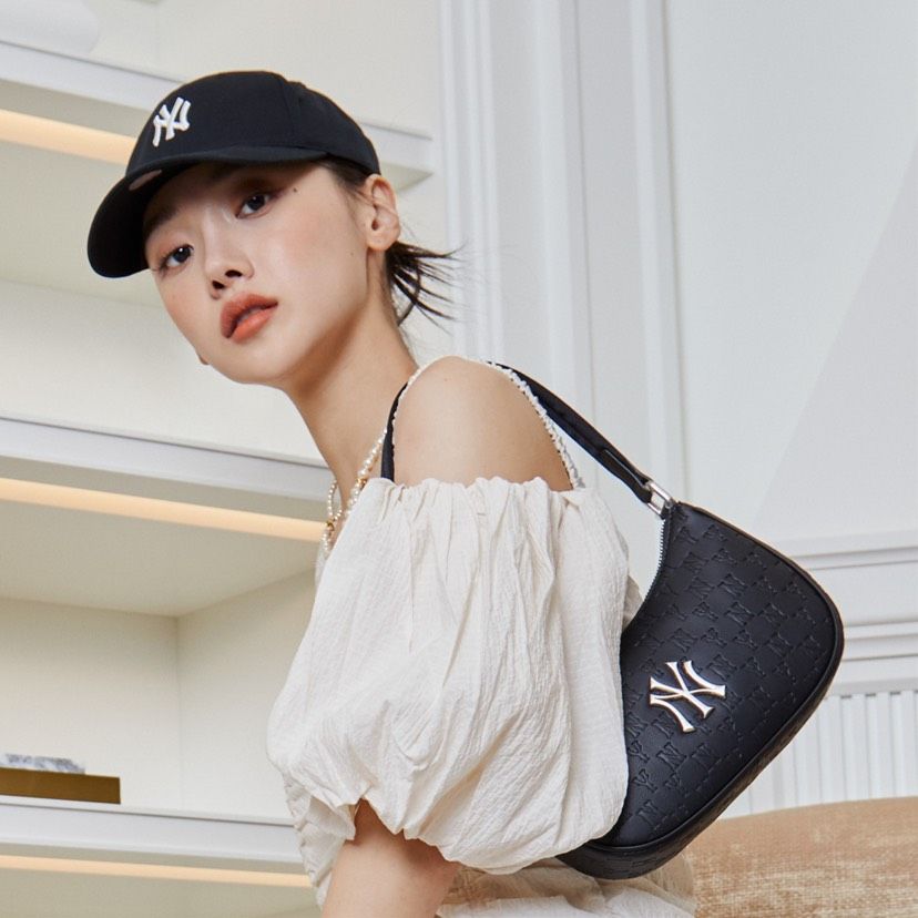 0577 - HÀNG CHÍNH HÃNG - TÚI KẸP NÁCH HOBO NEW YORK YANKEES HỌA TIẾT MONOGRAM IN NỔI CỔ ĐIỂN MÀU ĐEN - *BLACK* - CODE: 3ABQS022N-50BKS