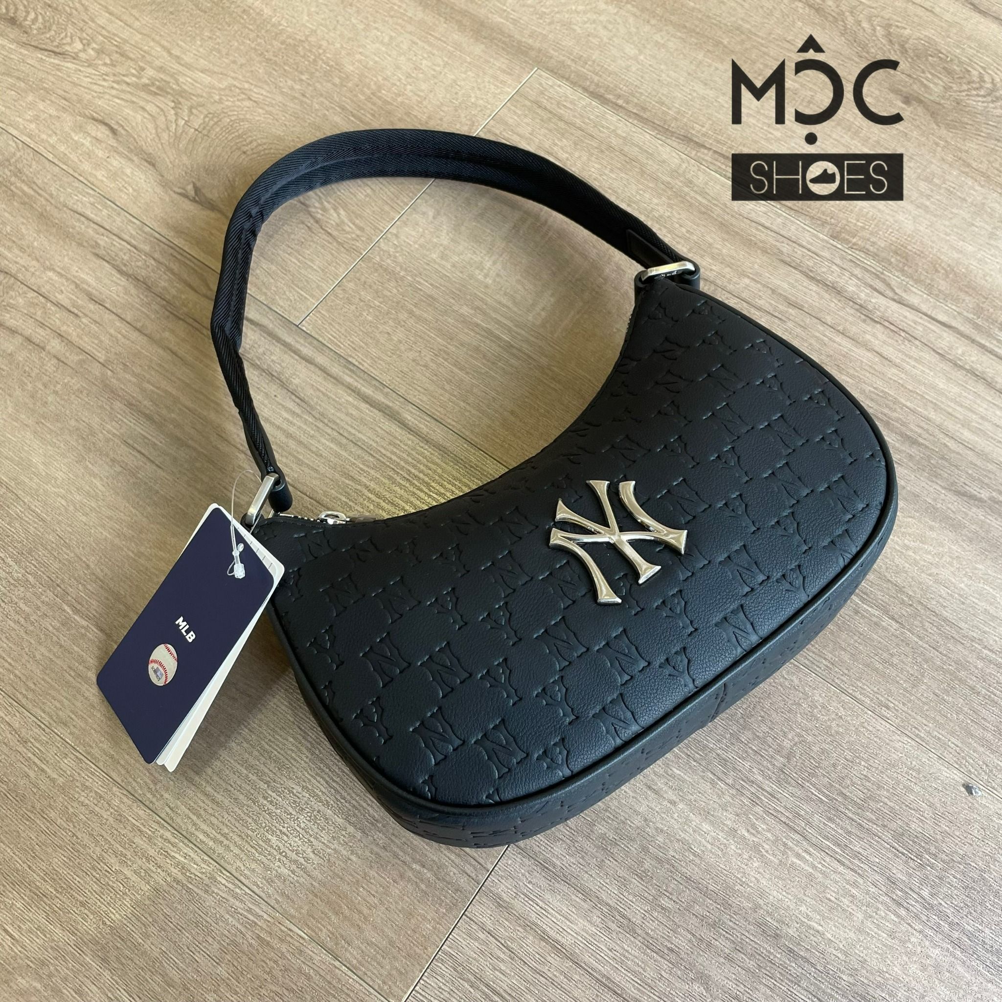 0577 - HÀNG CHÍNH HÃNG - TÚI KẸP NÁCH HOBO NEW YORK YANKEES HỌA TIẾT MONOGRAM IN NỔI CỔ ĐIỂN MÀU ĐEN - *BLACK* - CODE: 3ABQS022N-50BKS