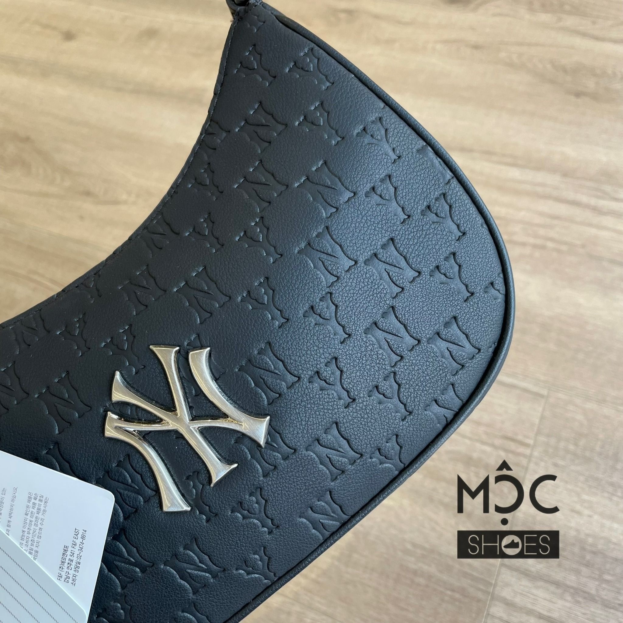 0577 - HÀNG CHÍNH HÃNG - TÚI KẸP NÁCH HOBO NEW YORK YANKEES HỌA TIẾT MONOGRAM IN NỔI CỔ ĐIỂN MÀU ĐEN - *BLACK* - CODE: 3ABQS022N-50BKS