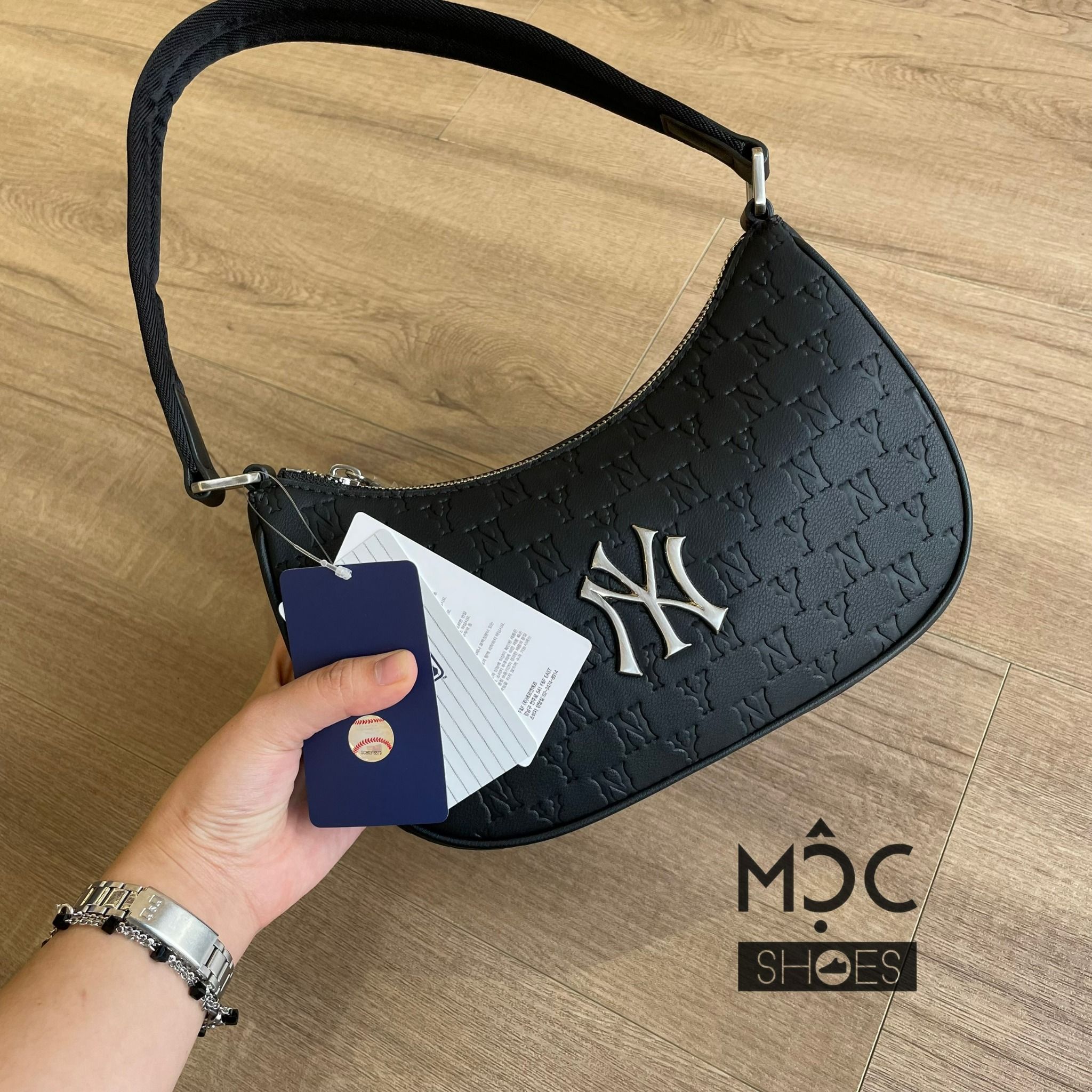 0577 - HÀNG CHÍNH HÃNG - TÚI KẸP NÁCH HOBO NEW YORK YANKEES HỌA TIẾT MONOGRAM IN NỔI CỔ ĐIỂN MÀU ĐEN - *BLACK* - CODE: 3ABQS022N-50BKS