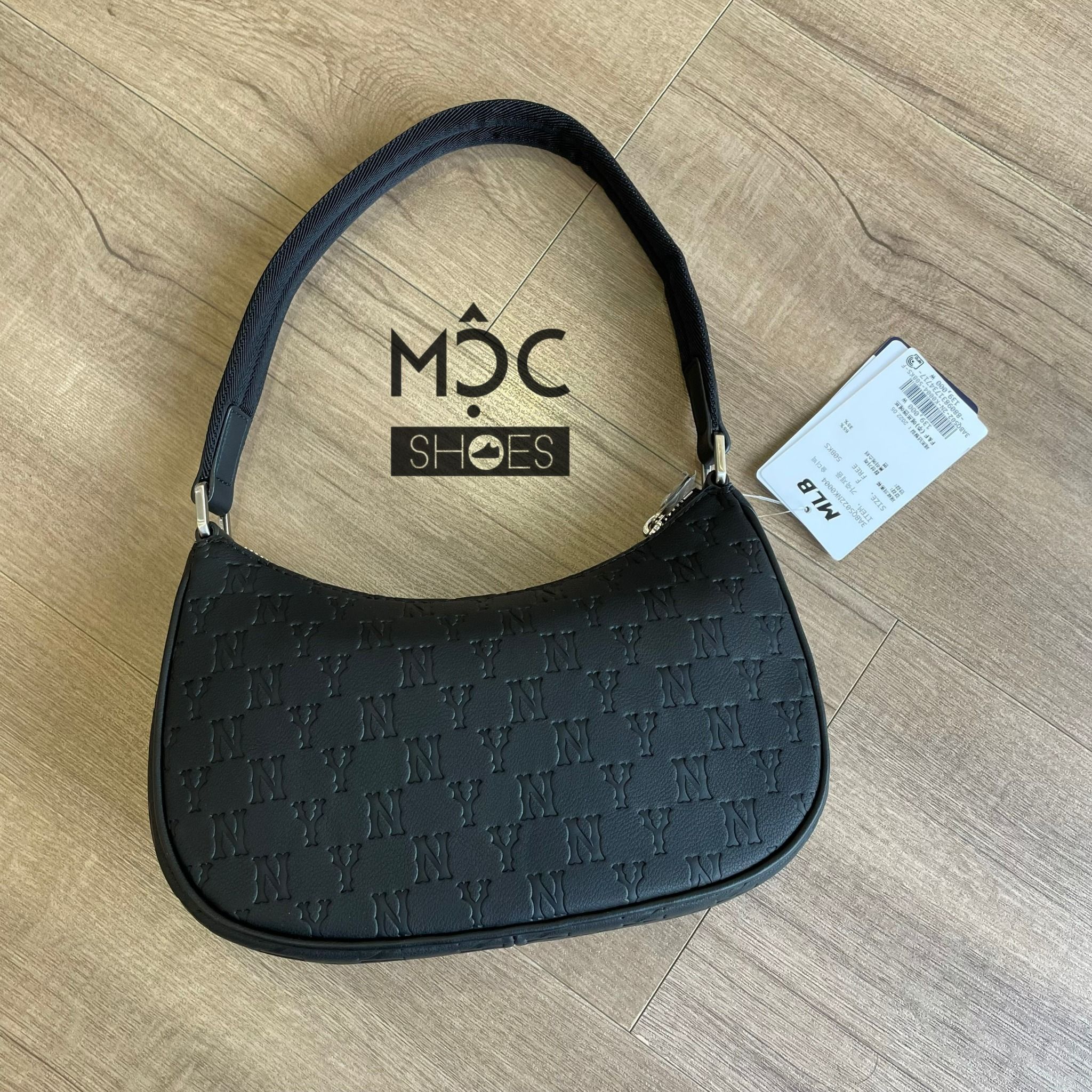 0577 - HÀNG CHÍNH HÃNG - TÚI KẸP NÁCH HOBO NEW YORK YANKEES HỌA TIẾT MONOGRAM IN NỔI CỔ ĐIỂN MÀU ĐEN - *BLACK* - CODE: 3ABQS022N-50BKS