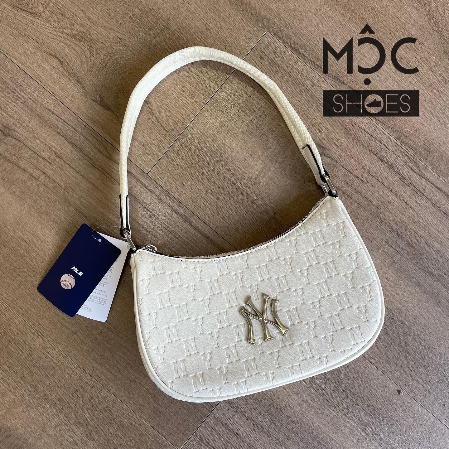 0576 - HÀNG CHÍNH HÃNG - TÚI KẸP NÁCH HOBO NEW YORK YANKEES HỌA TIẾT MONOGRAM IN NỔI CỔ ĐIỂN MÀU KEM - *CREAM* - CODE: 3ABQS022N-50CRS
