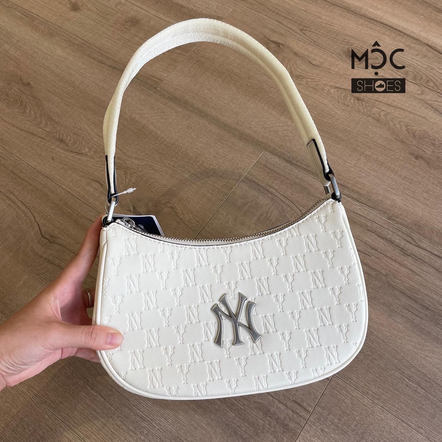 0576 - HÀNG CHÍNH HÃNG - TÚI KẸP NÁCH HOBO NEW YORK YANKEES HỌA TIẾT MONOGRAM IN NỔI CỔ ĐIỂN MÀU KEM - *CREAM* - CODE: 3ABQS022N-50CRS