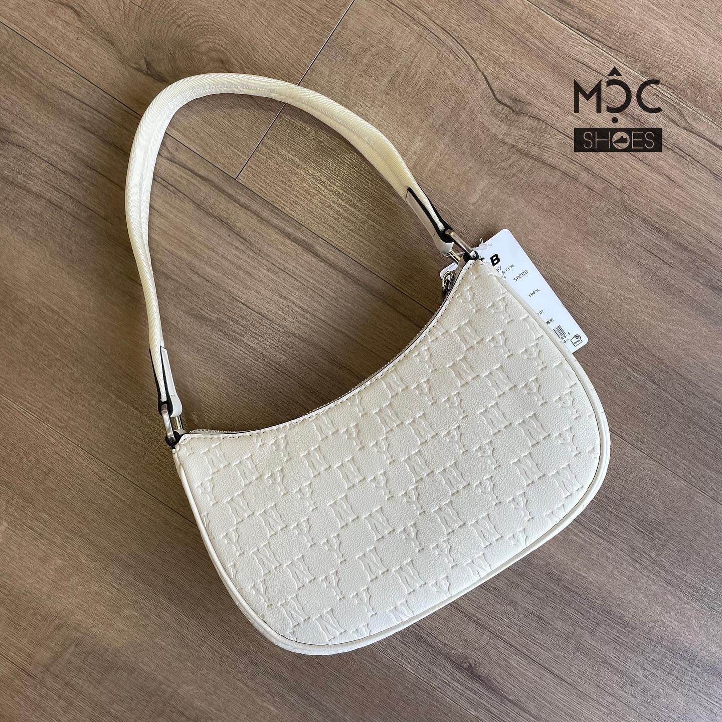 0576 - HÀNG CHÍNH HÃNG - TÚI KẸP NÁCH HOBO NEW YORK YANKEES HỌA TIẾT MONOGRAM IN NỔI CỔ ĐIỂN MÀU KEM - *CREAM* - CODE: 3ABQS022N-50CRS