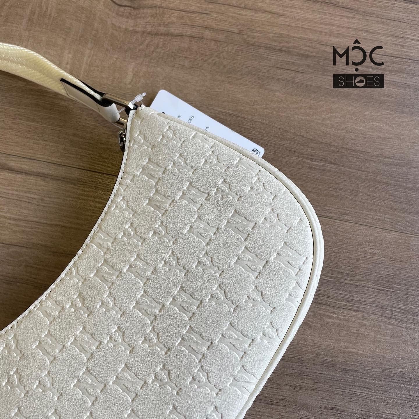0576 - HÀNG CHÍNH HÃNG - TÚI KẸP NÁCH HOBO NEW YORK YANKEES HỌA TIẾT MONOGRAM IN NỔI CỔ ĐIỂN MÀU KEM - *CREAM* - CODE: 3ABQS022N-50CRS